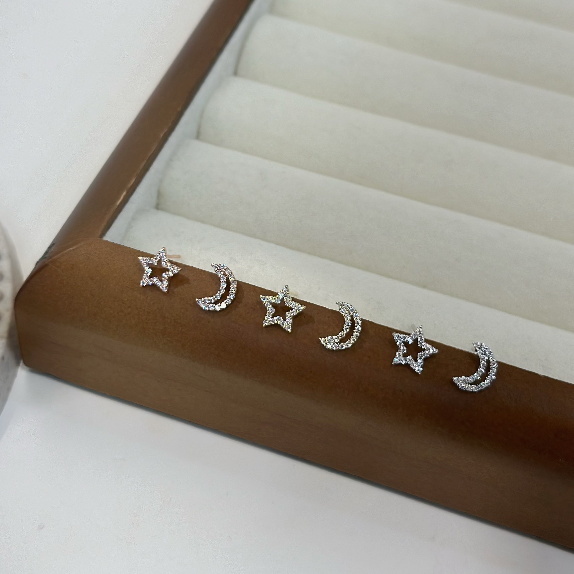 S16滿鑽鏤空星月耳貼