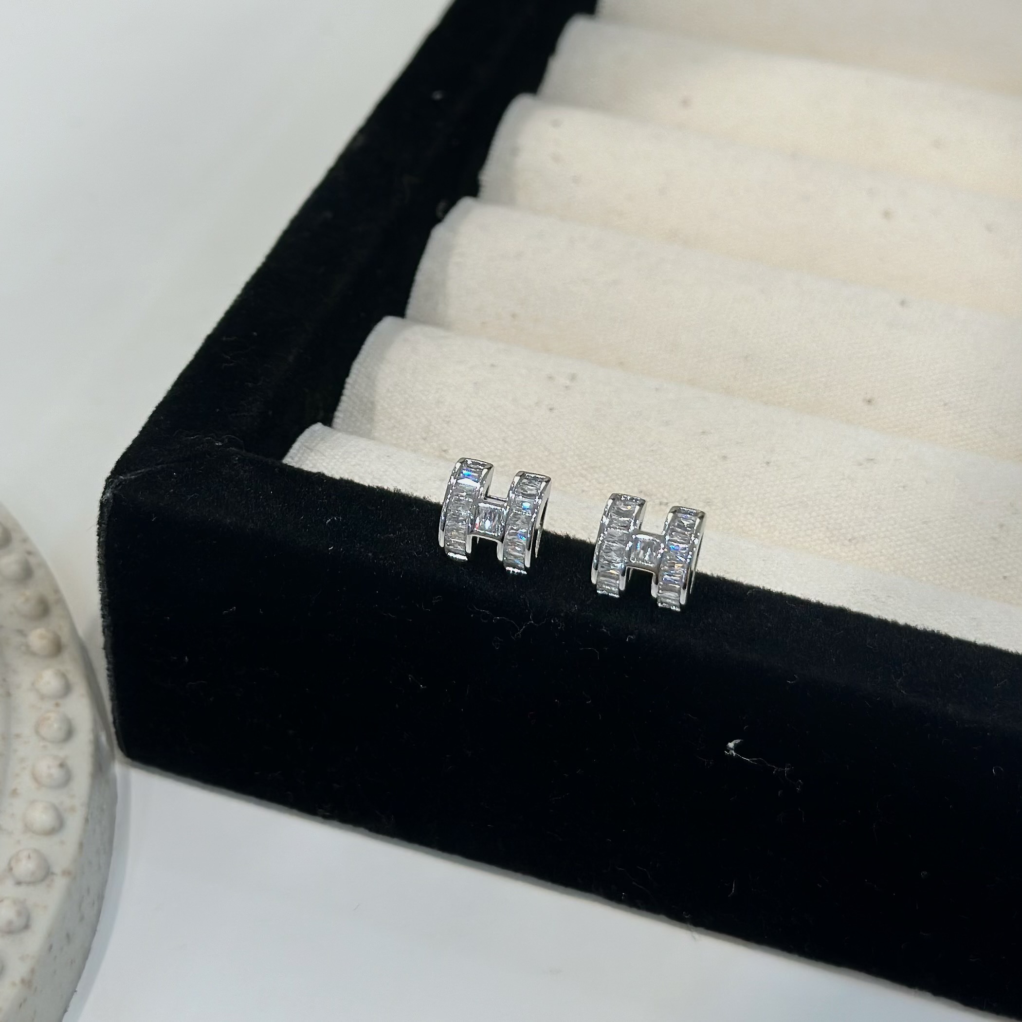 S23鋯石字母H耳貼