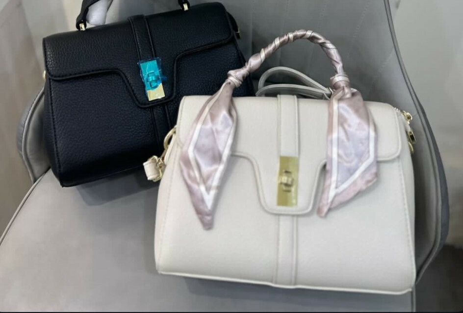 B10荔枝紋金釦手提方包