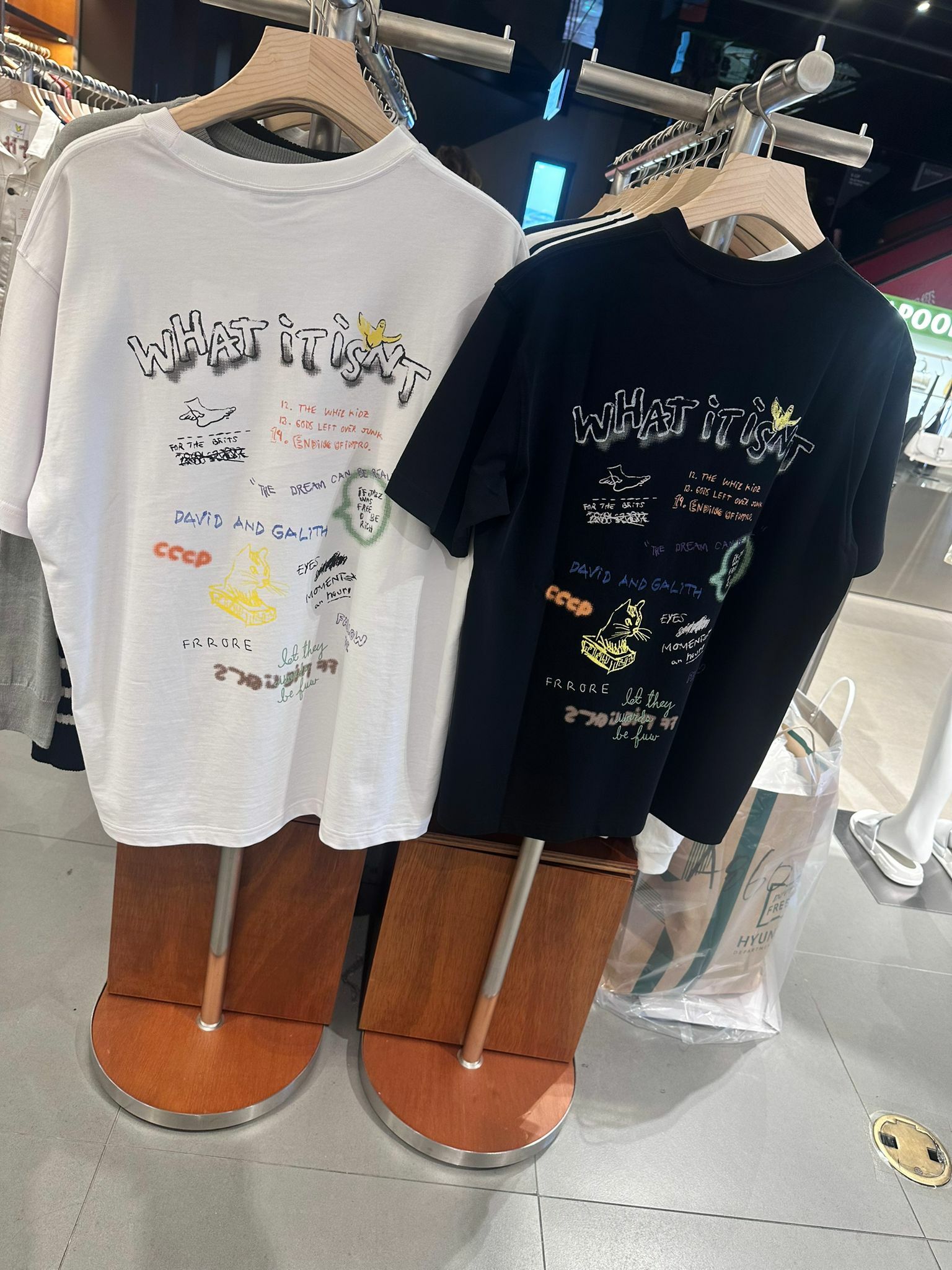 WHAT IT ISN'T背面塗鴉花紋（K8 BR834）