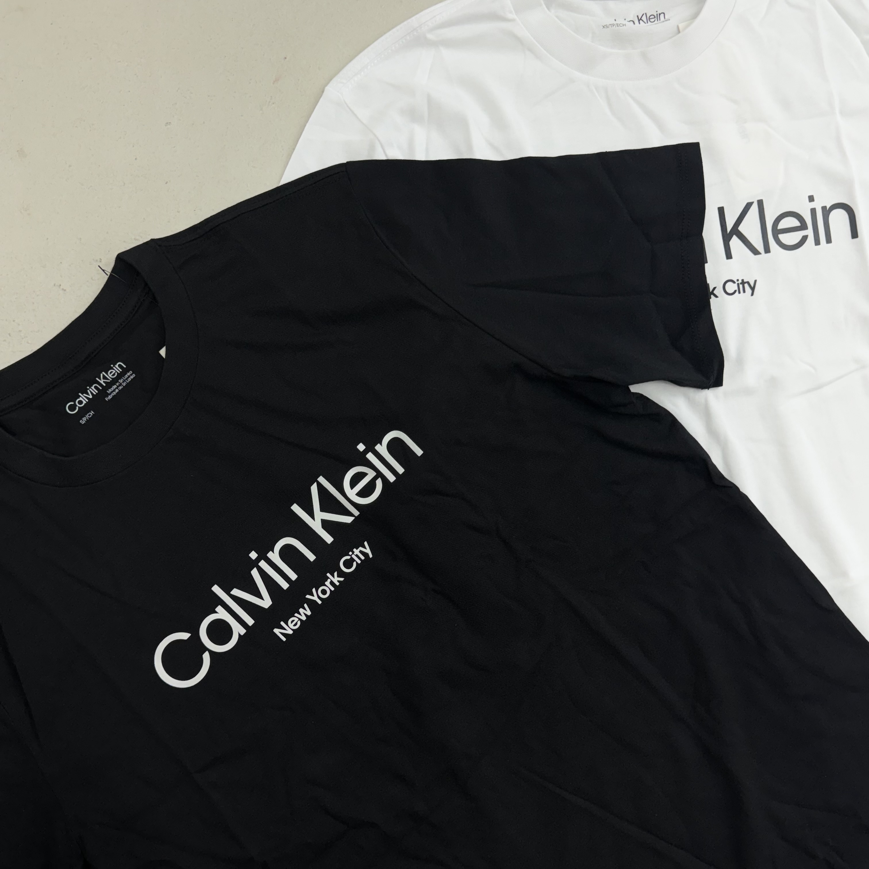 Calvin Klein 紐約立體膠印字短袖 黑/白