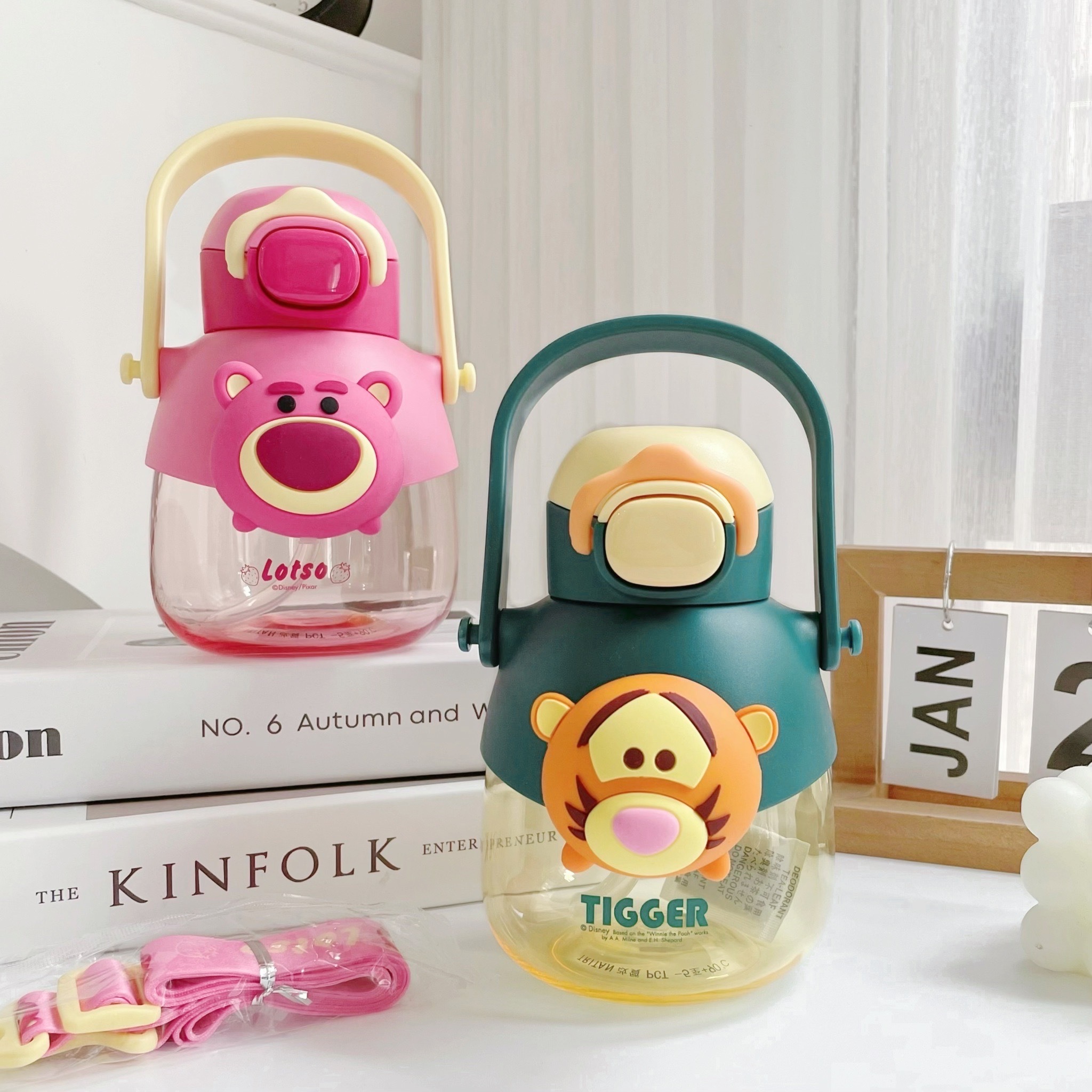 【KT USA】迪士尼兒童隨身水壺 760ml 大容量水壺 造型水瓶 耐熱水瓶 斜背水壺 熊抱哥 艾莎 跳跳虎 米妮