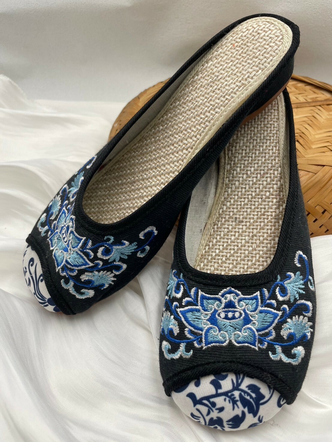 黑底手工刺繡花鞋-尺碼為24.5cm