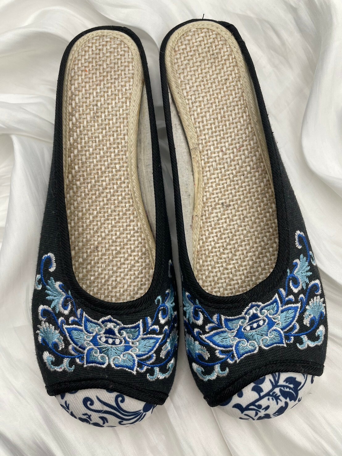 黑底手工刺繡花鞋-尺碼為24.5cm