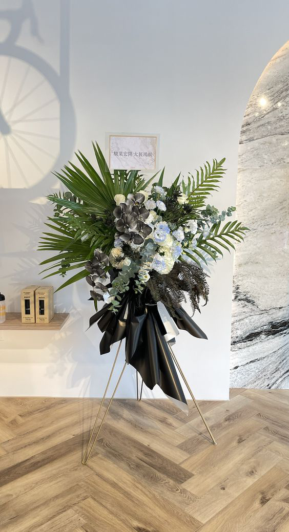 天鵝絨黑色藝術裝裙鮮花高架花籃 開幕花籃