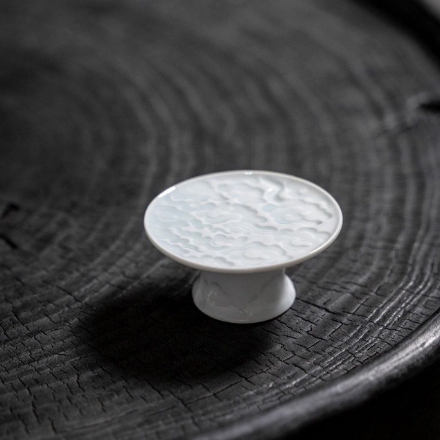 浮雕高足祥雲蓋置