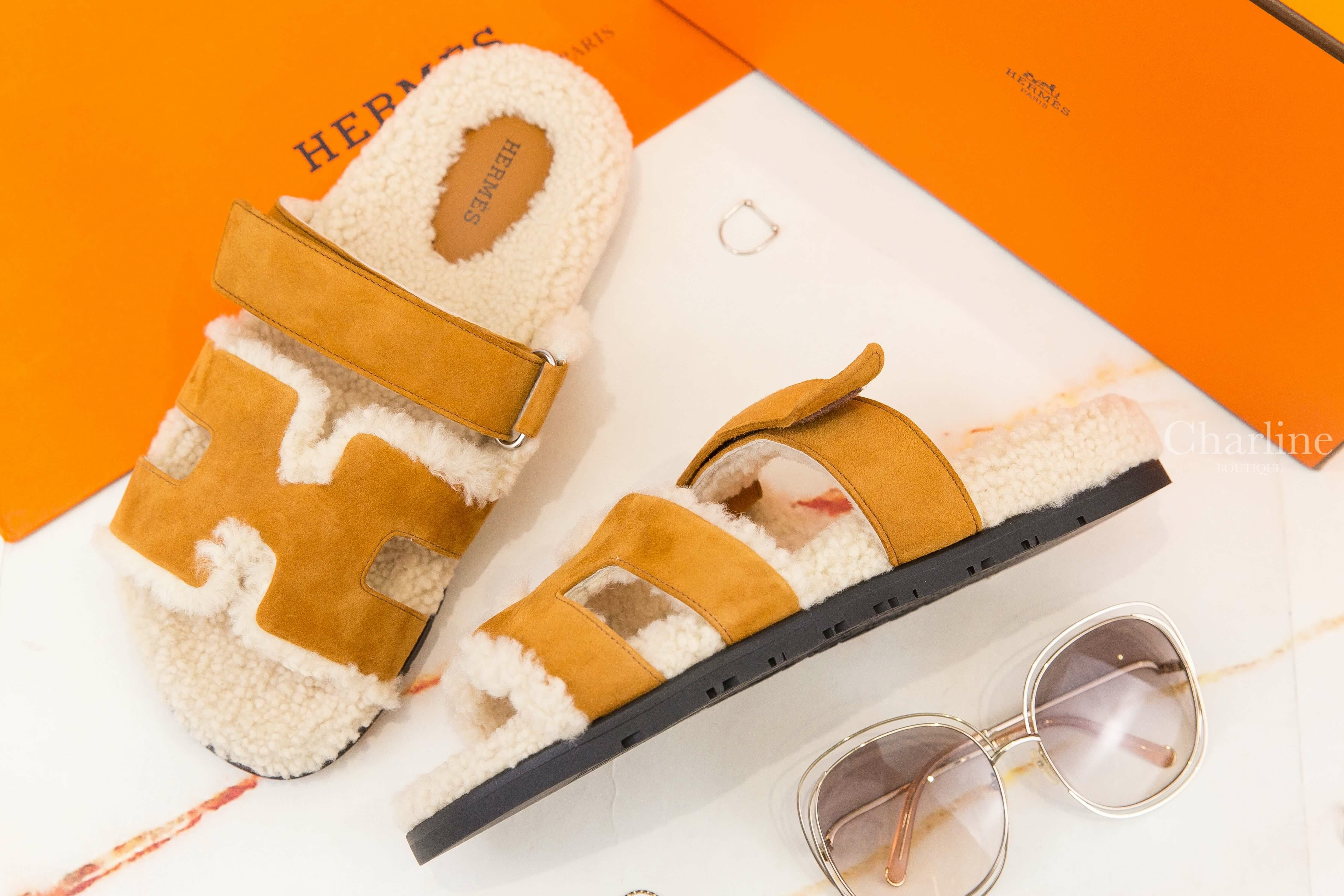 Hermès Chypre Sandal 自然褐色麂皮米色羊毛黑底魔鬼氈橡膠平底拖鞋-Charline Boutique 精品代購