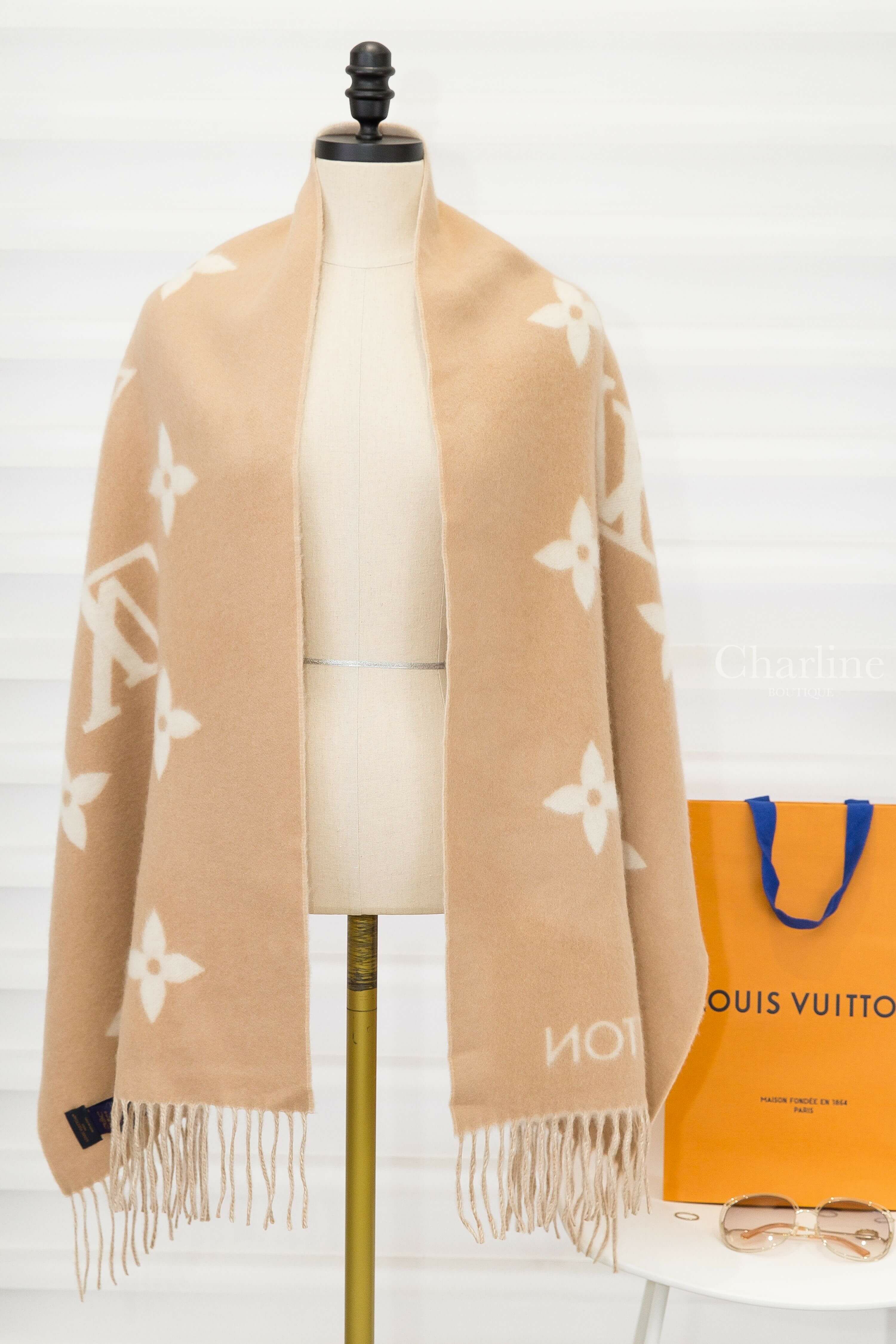 Louis Vuitton Reykjavik Scarf 淺米色拼米色 Logo 喀什米爾流蘇圍巾-Charline Boutique 精品代購