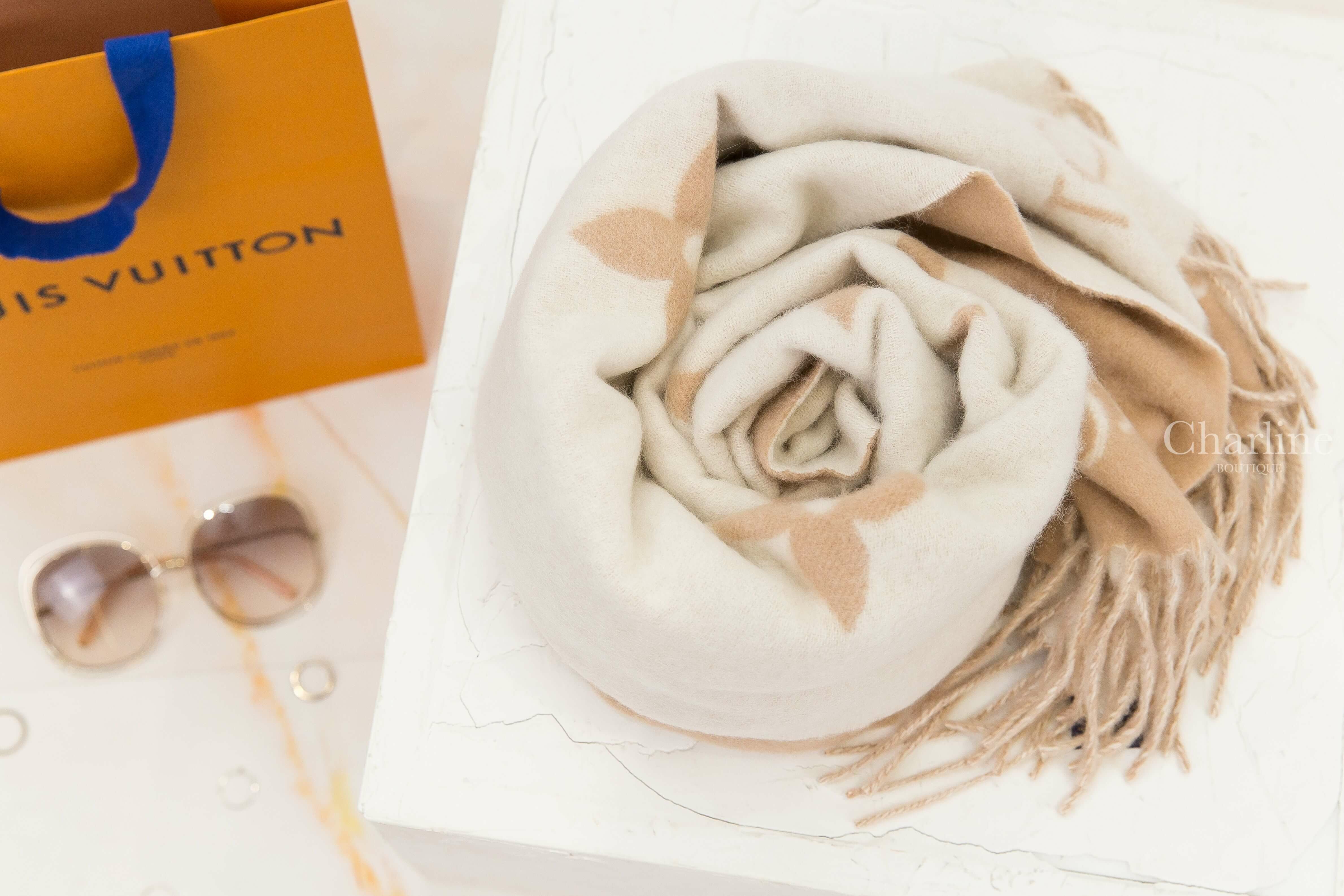 Louis Vuitton Reykjavik Scarf 淺米色拼米色 Logo 喀什米爾流蘇圍巾-Charline Boutique 精品代購