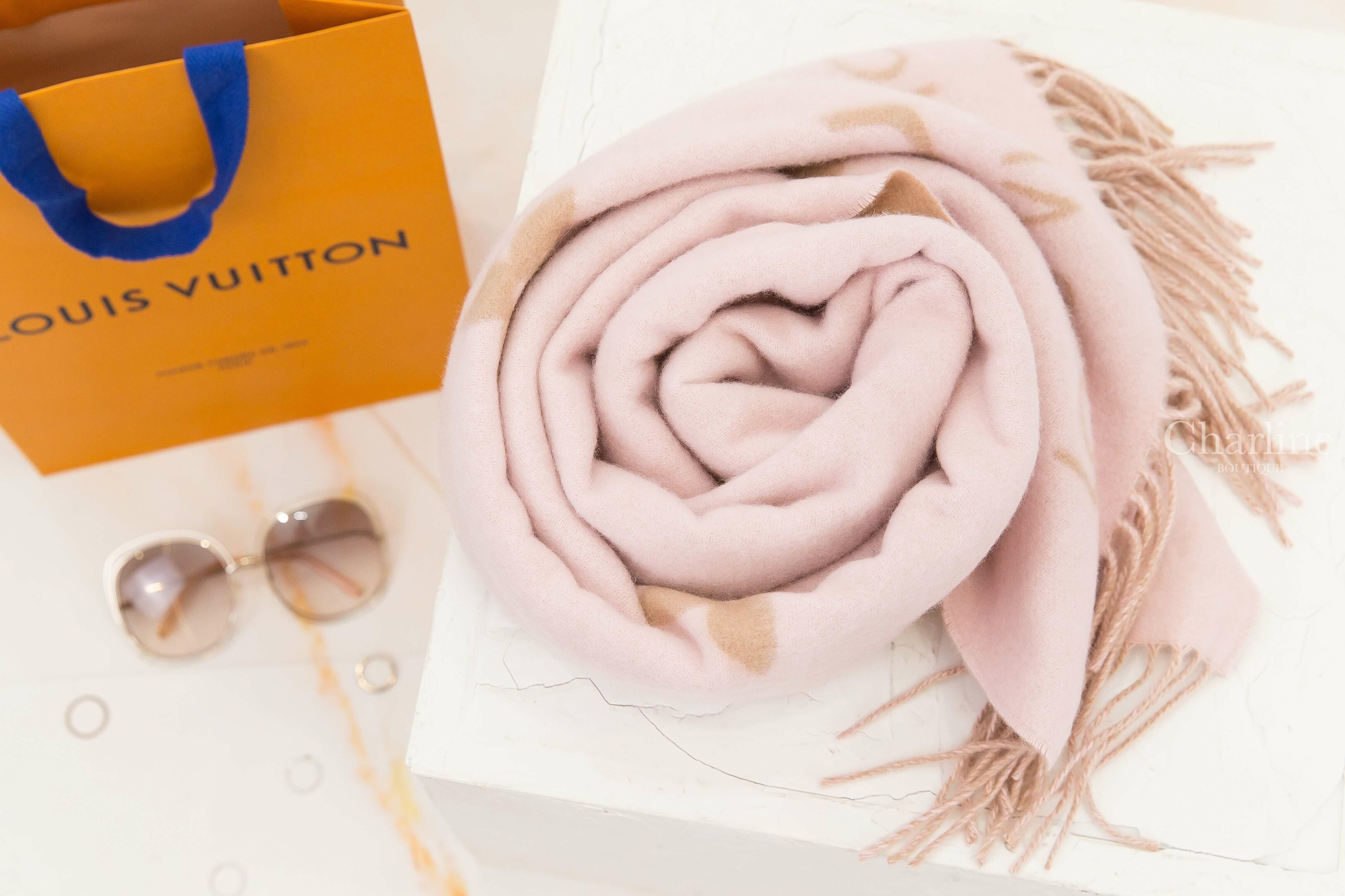 Louis Vuitton Reykjavik Scarf 玫瑰粉色拼米色 Logo 喀什米爾流蘇圍巾-Charline Boutique精品代購