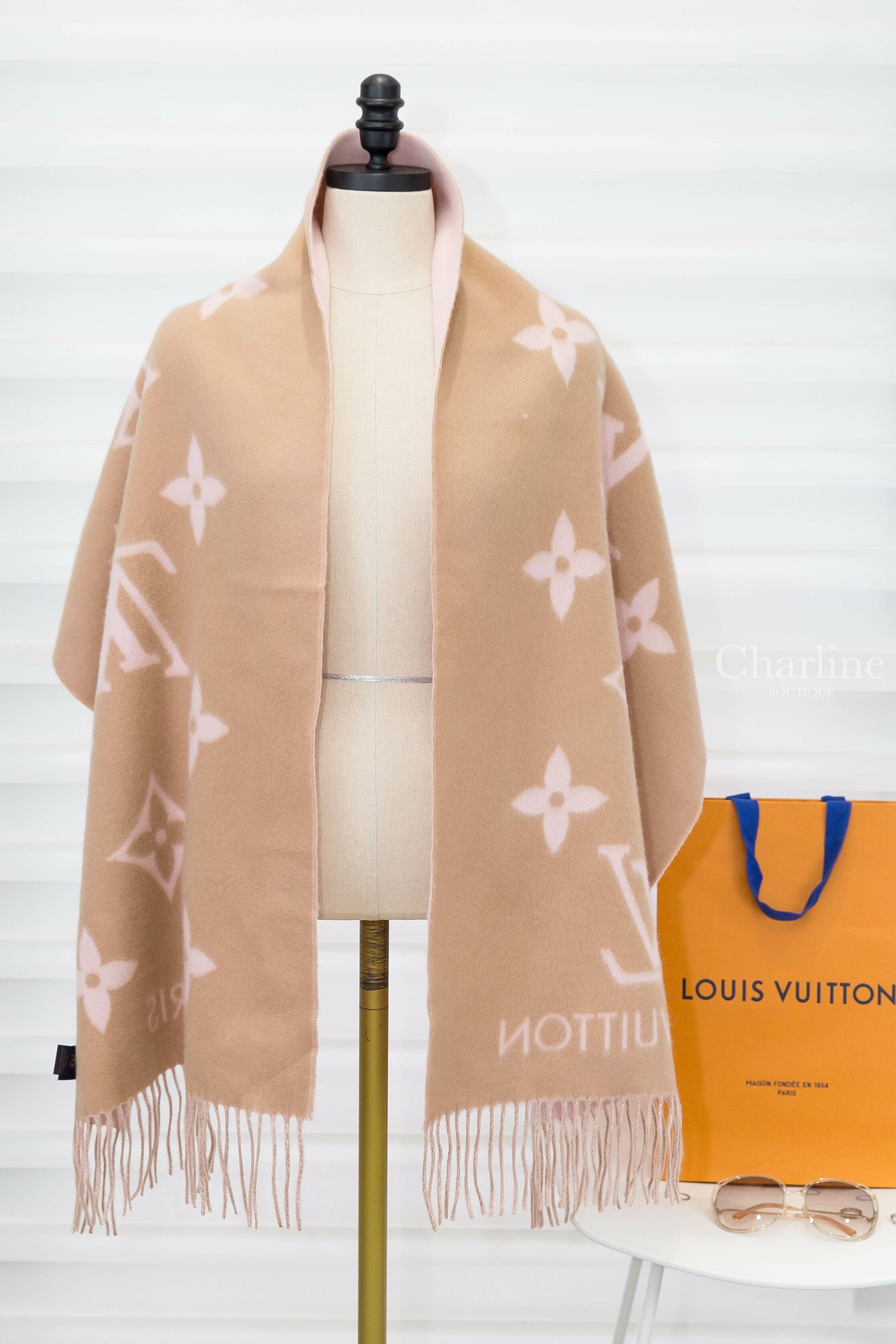 Louis Vuitton Reykjavik Scarf 玫瑰粉色拼米色 Logo 喀什米爾流蘇圍巾-Charline Boutique精品代購