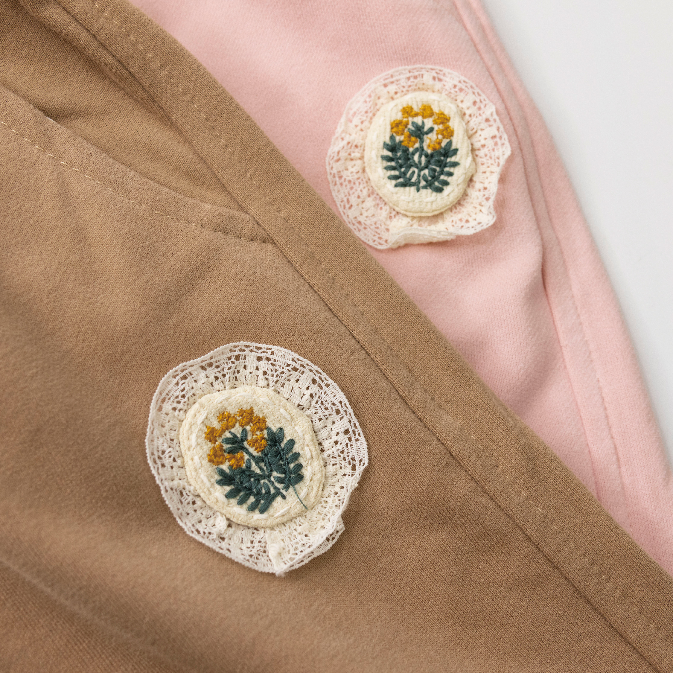 【H35855】復古蕾絲花朵刺繡縮口褲＊二色