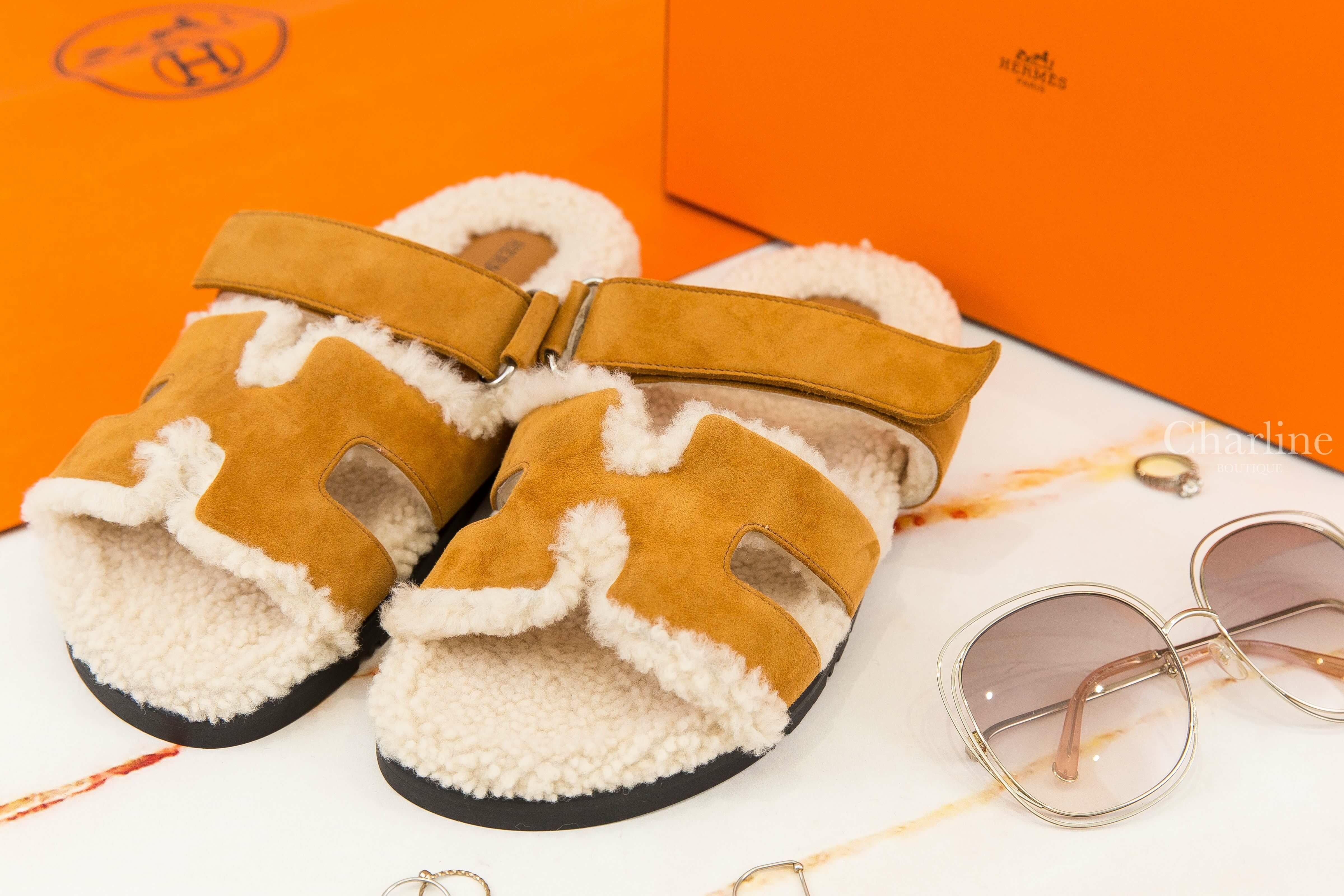 Hermès Chypre Sandal 自然褐色麂皮米色羊毛黑底魔鬼氈橡膠平底拖鞋-Charline Boutique 精品代購