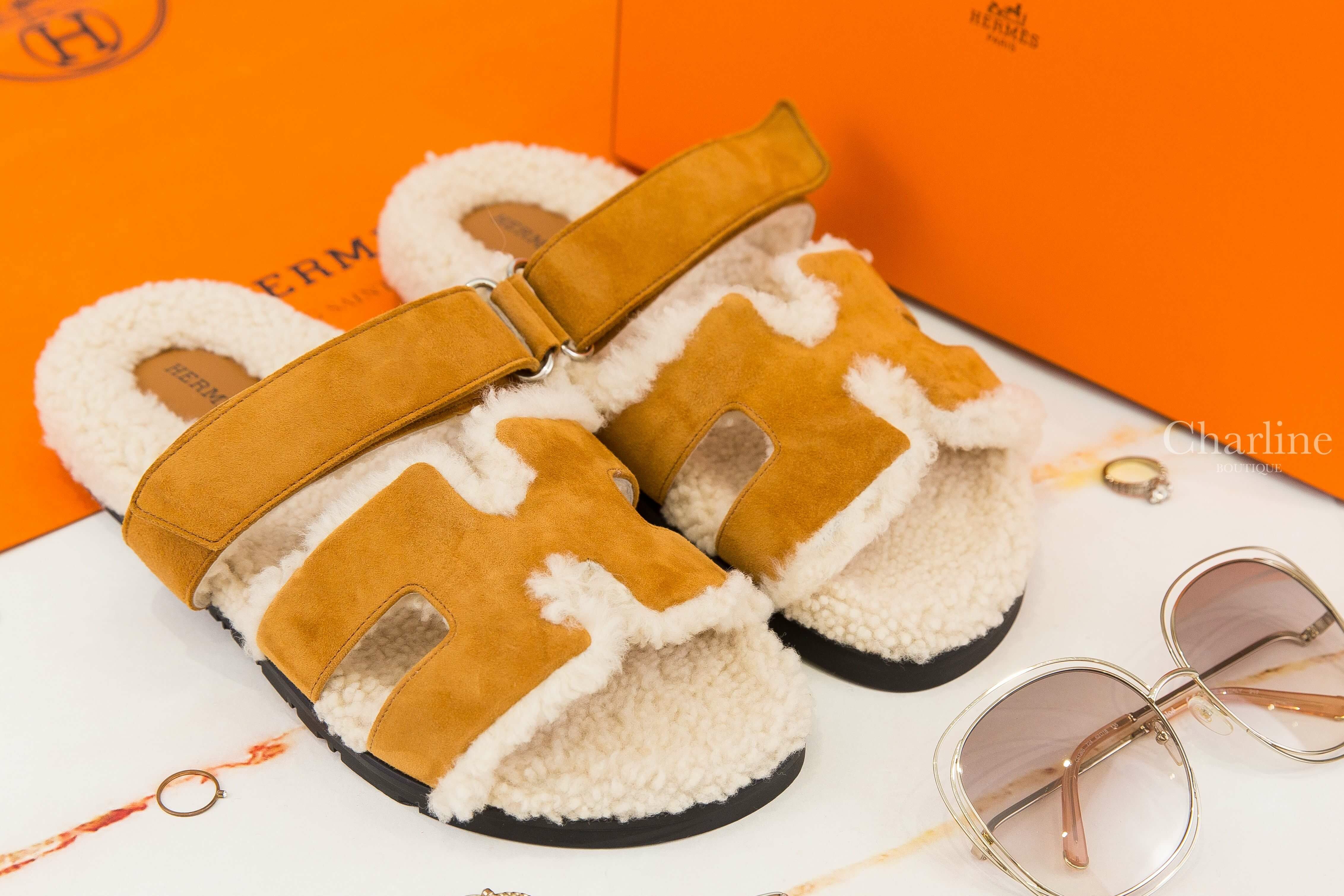 Hermès Chypre Sandal 自然褐色麂皮米色羊毛黑底魔鬼氈橡膠平底拖鞋