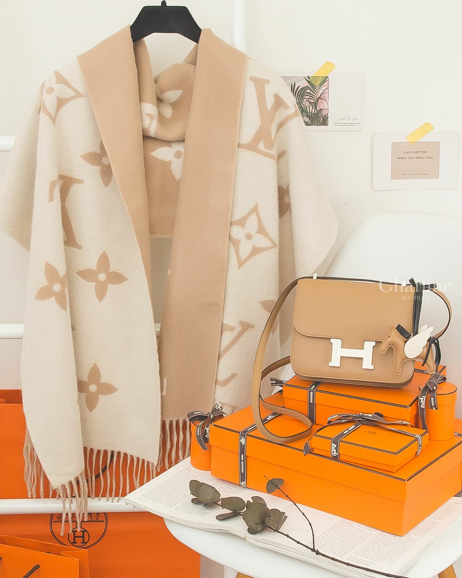 LV 淺米色拼米色喀什米爾流蘇圍巾,Hermès Mini Constance 馬薩拉茶珐瑯釦,Hermès 馬薩拉茶色/奶油白/黑色小型飛馬吊飾-Charline Boutique精品代購