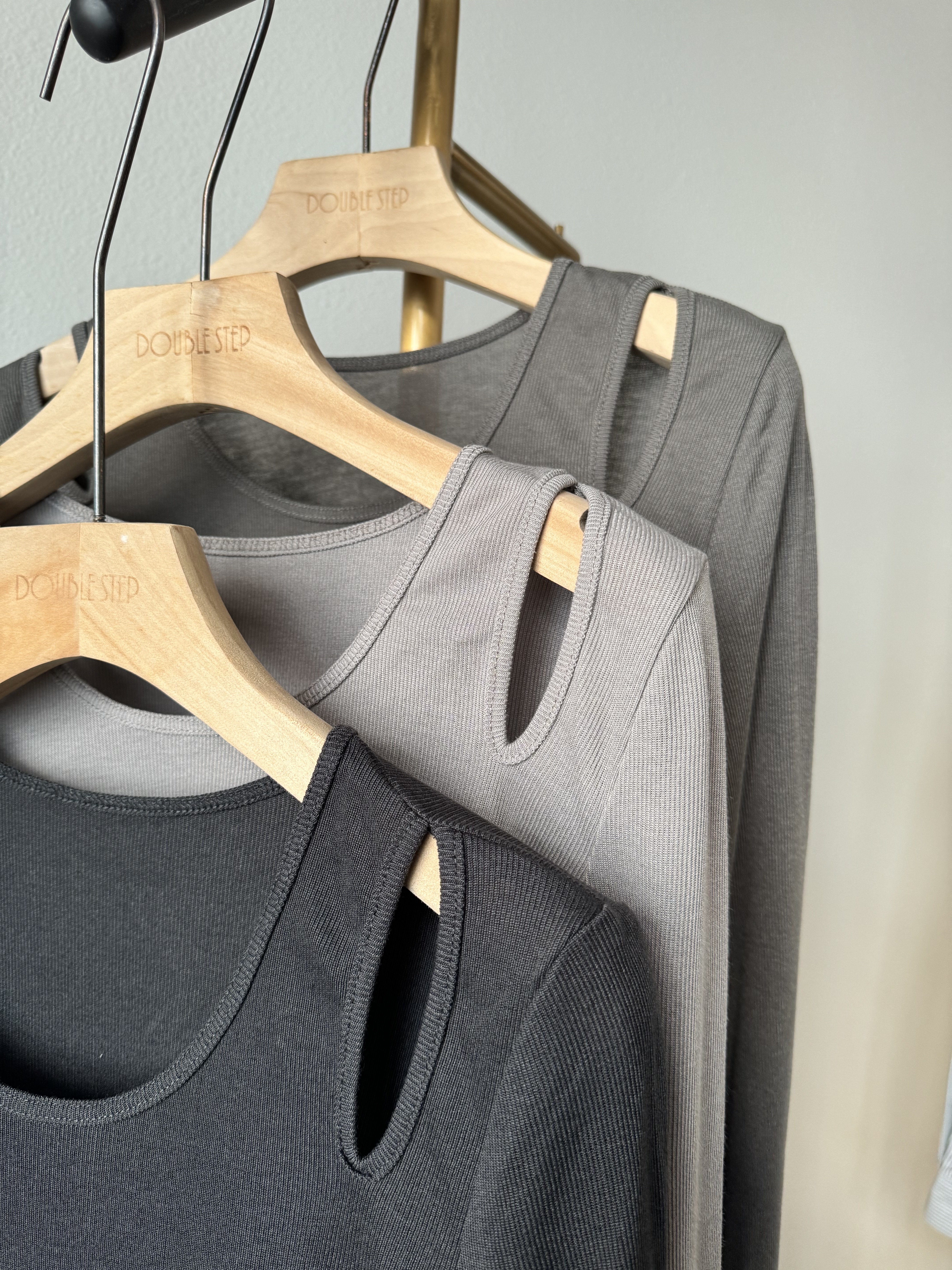 剪肩式設計圓腳上衣 - BL43296