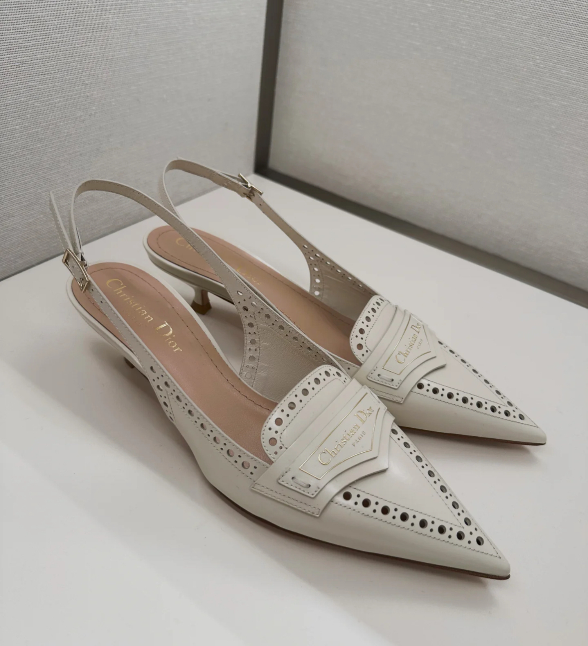 dior 鏤空尖頭鞋-M