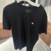 [S] GUESS TRIANGLE LOGO PATCH V-NECK T-SHIRT,BLACK, M2YI37I3Z14-JBLK [FINAL SALE] (SGU576)