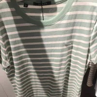 [S] GUESS WOMEN'S SQUARE LOGO STRIPED SHORT SLEEVE T-SHIRT,MINT, YO2K9485-MIT [FINAL SALE] (SGU578)
