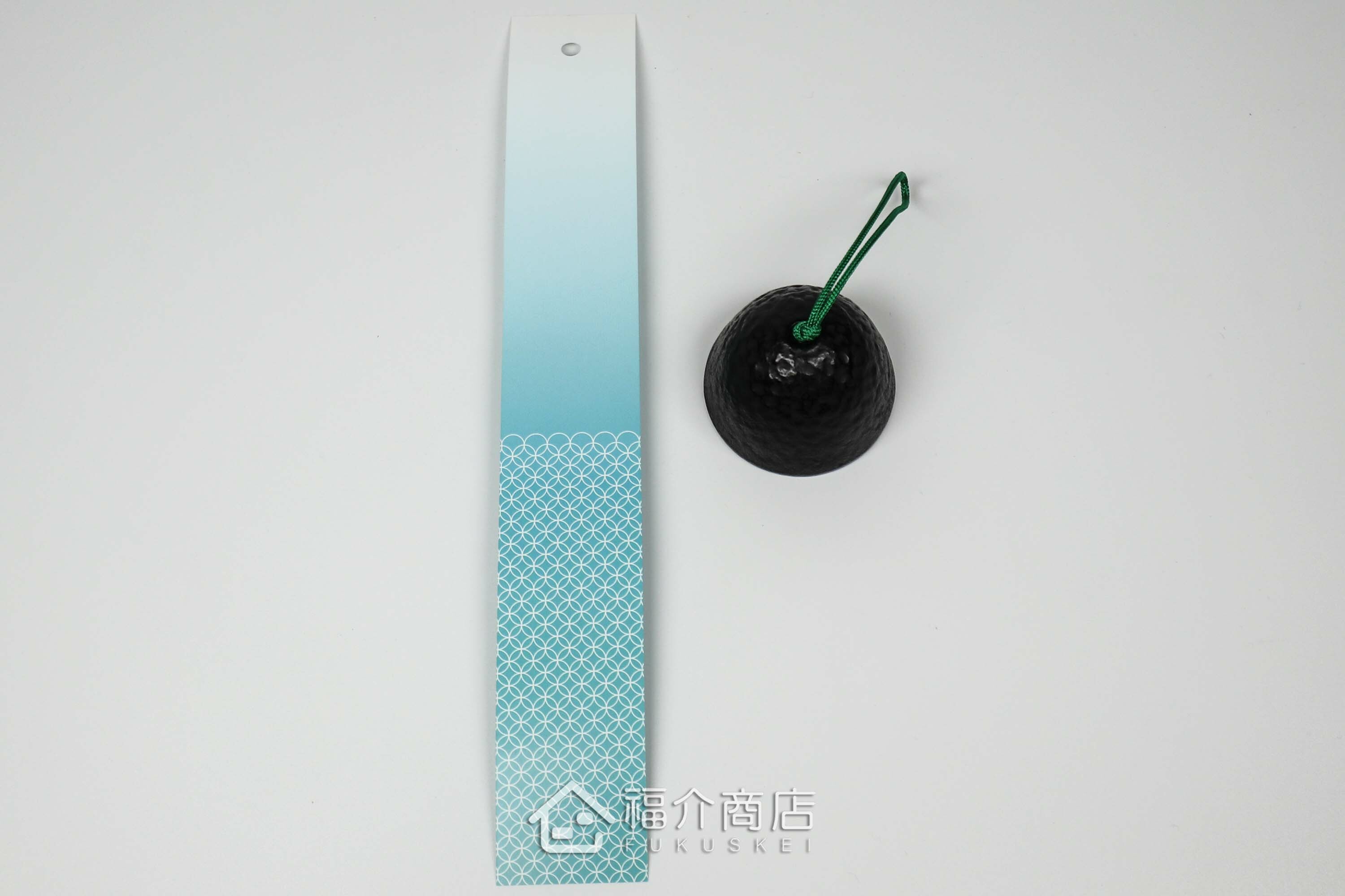 鑄鐵材質的黑色風鈴與藍色風鈴紙