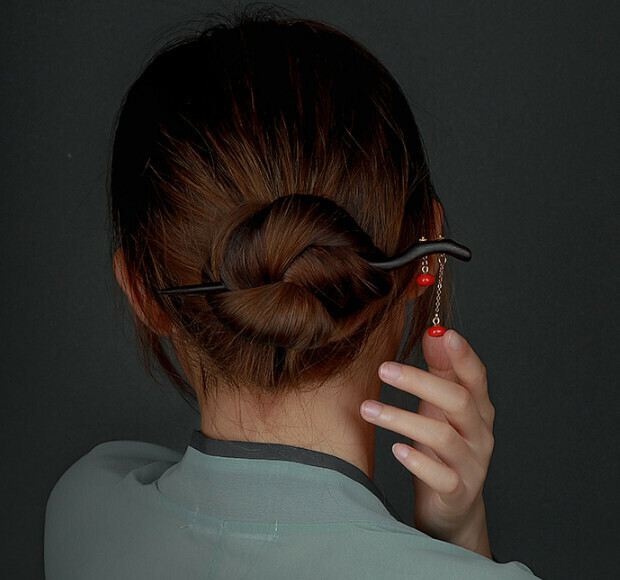 Popular classic and elegant tasseled ebony hairpin (Yihonglou) (size: hairpin length 18cm, tassel length 4.5cm)