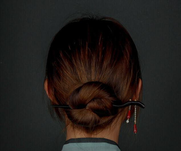 Popular classic and elegant tasseled ebony hairpin (Red Dust Love) (size: hairpin length 18cm, tassel length 5cm)
