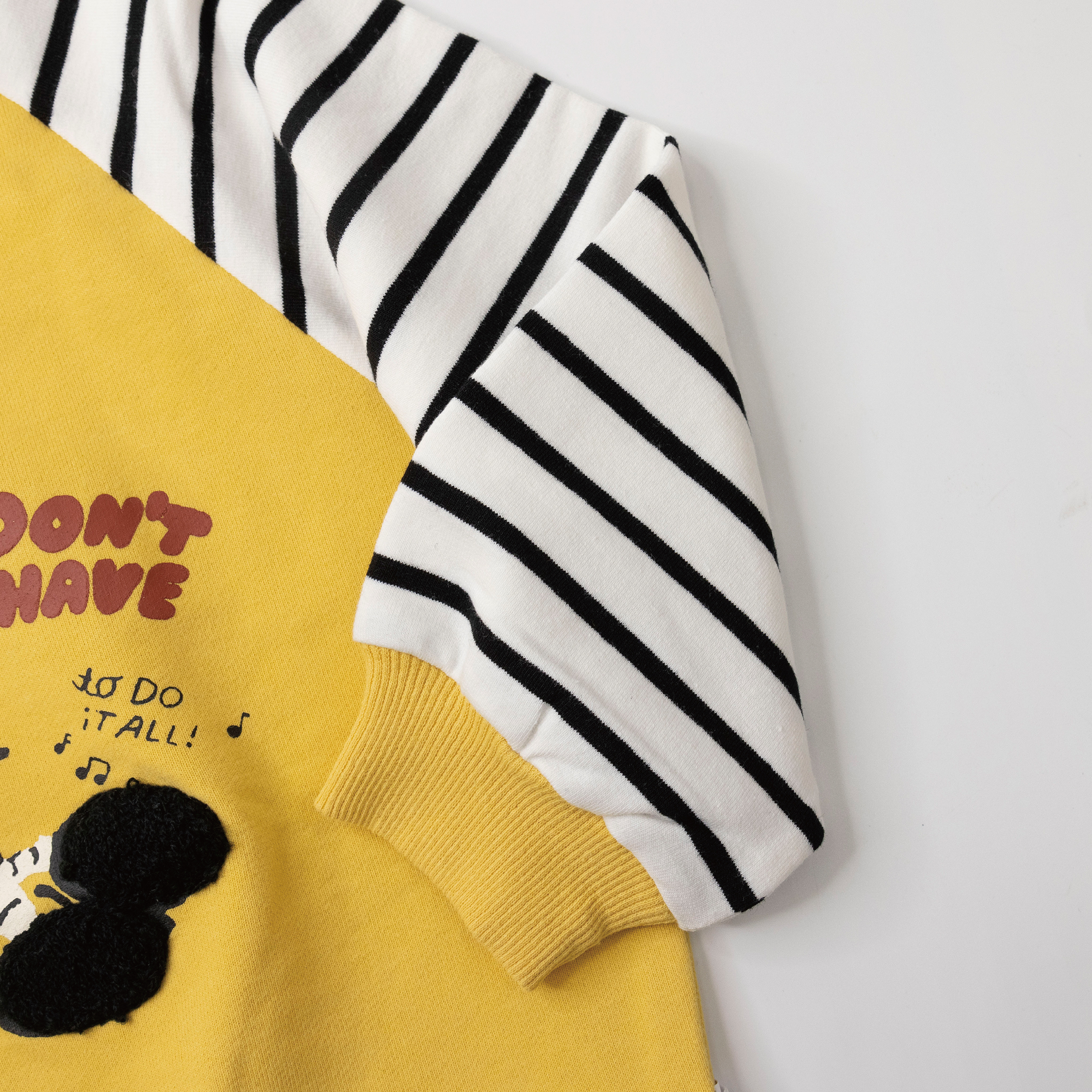 【H35781】跳躍小斑馬條紋拼接袖上衣