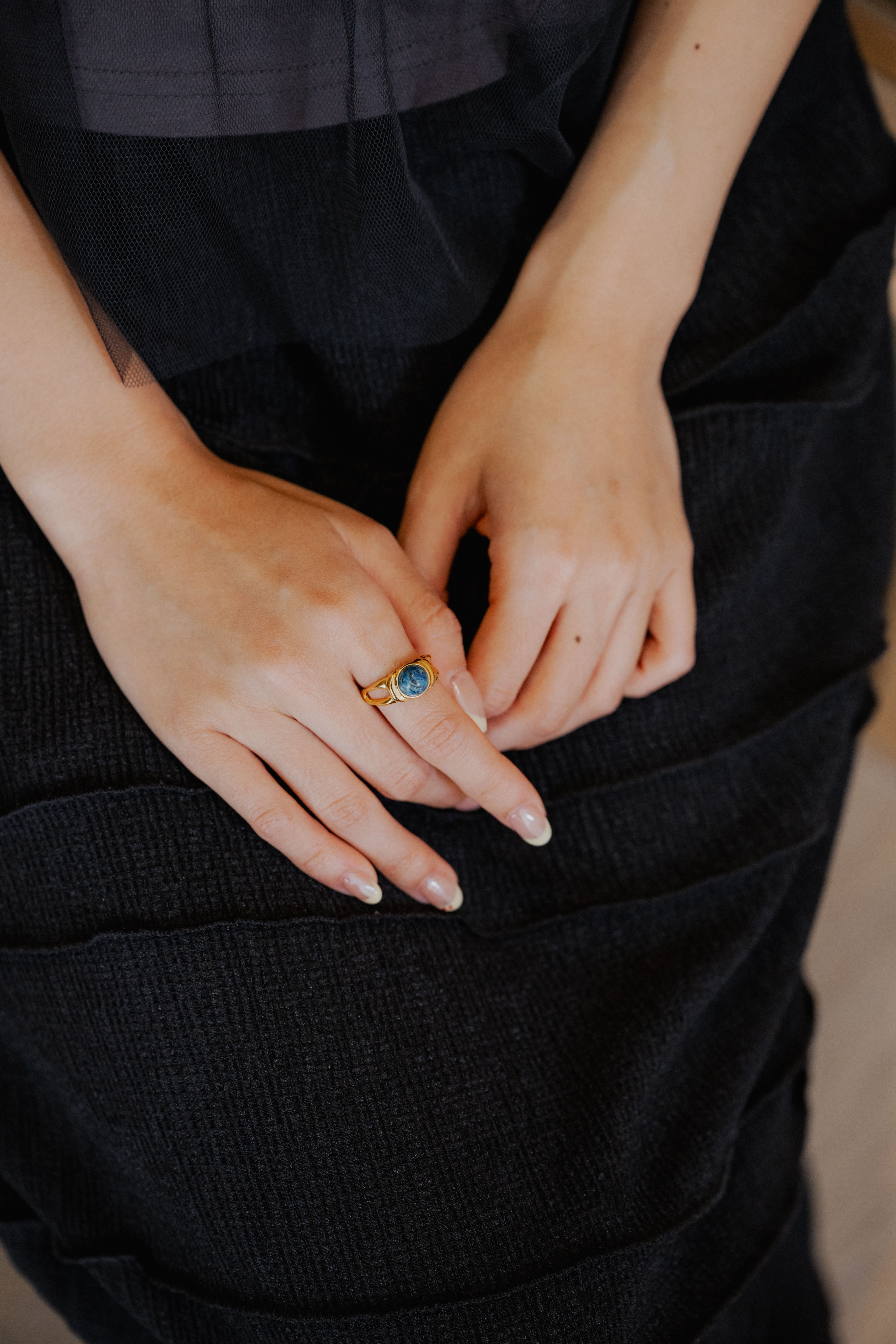 側鏤空藍寶石戒指