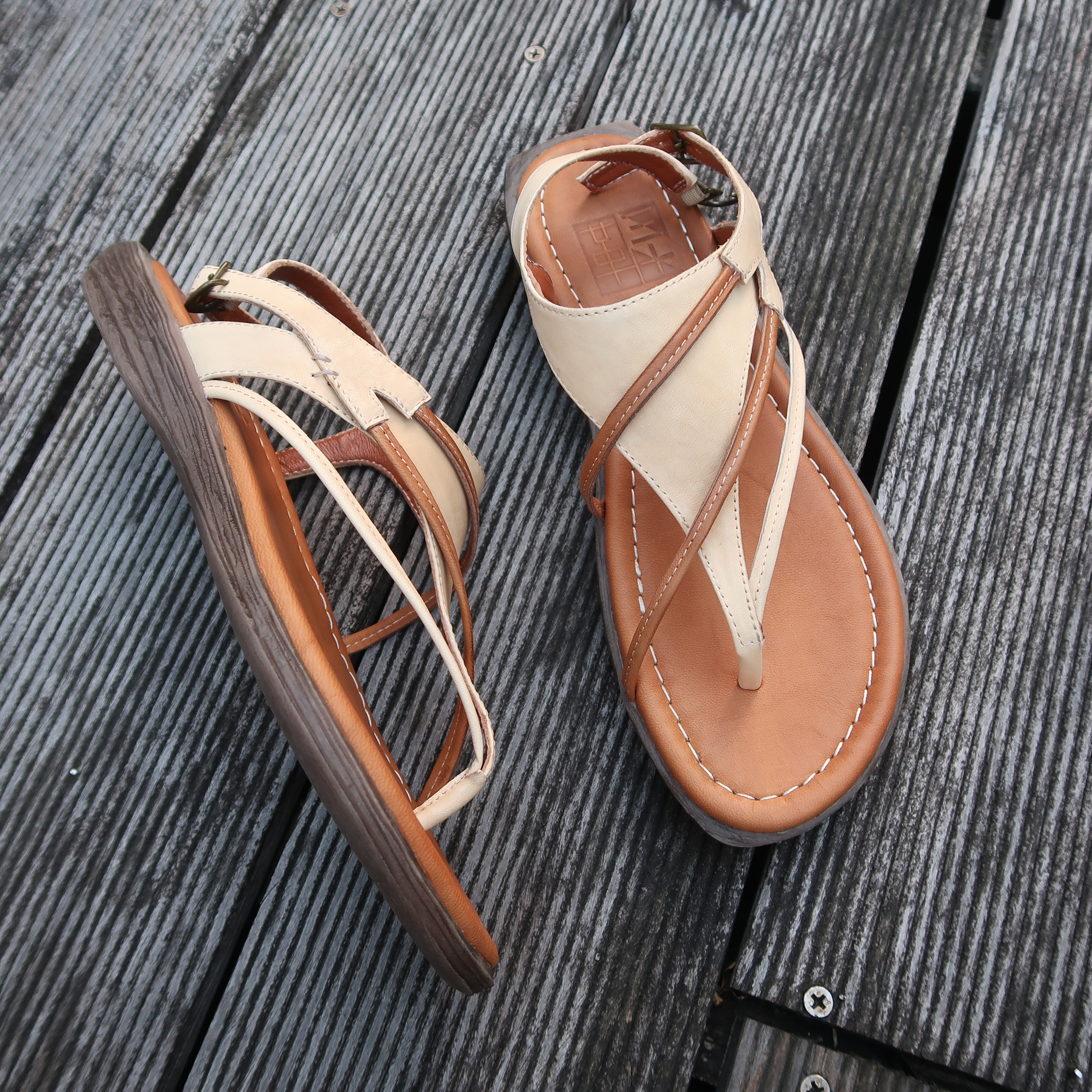 【棕櫚樹沙灘】MIT雙色蠟感真皮超輕量人字夾腳繞帶涼鞋