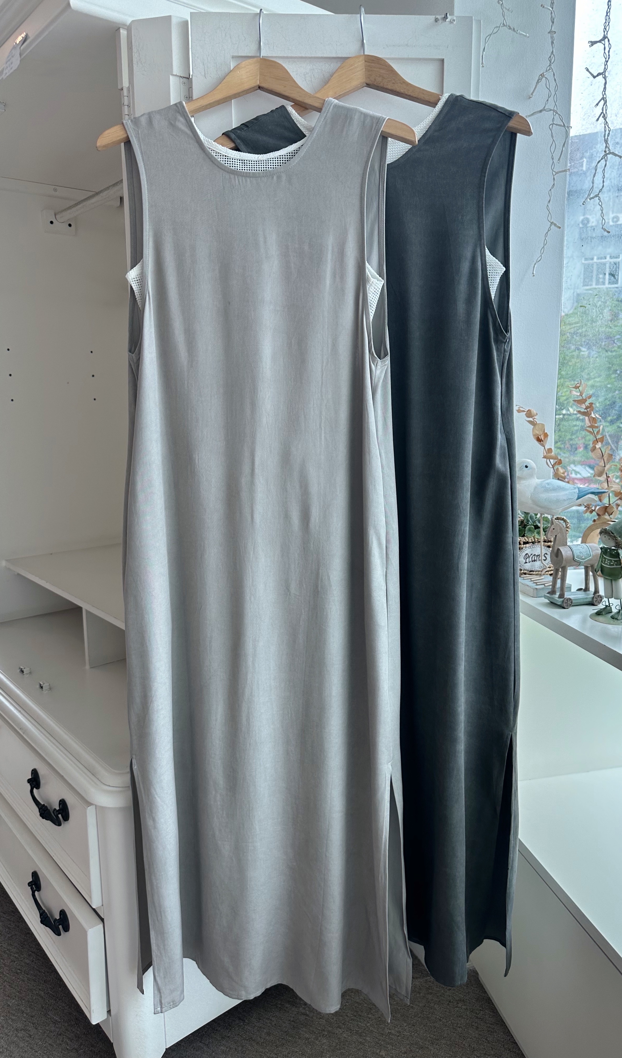 SLEEVELESS V NECK MIDI DRESS WITH MESH INNER