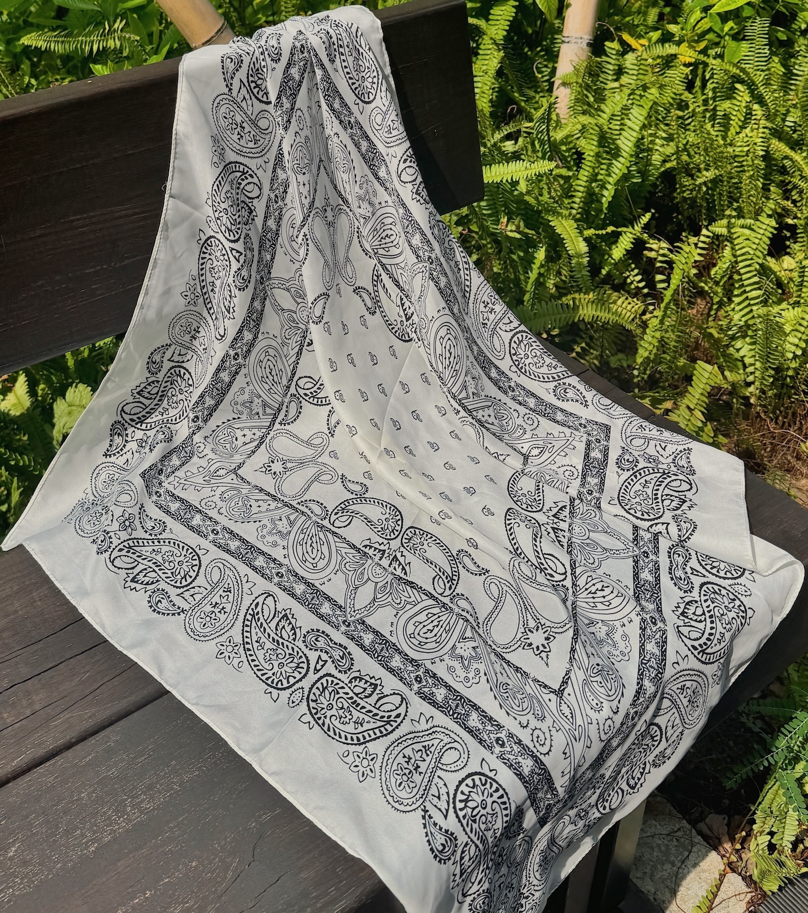 白色緞面變形蟲方巾