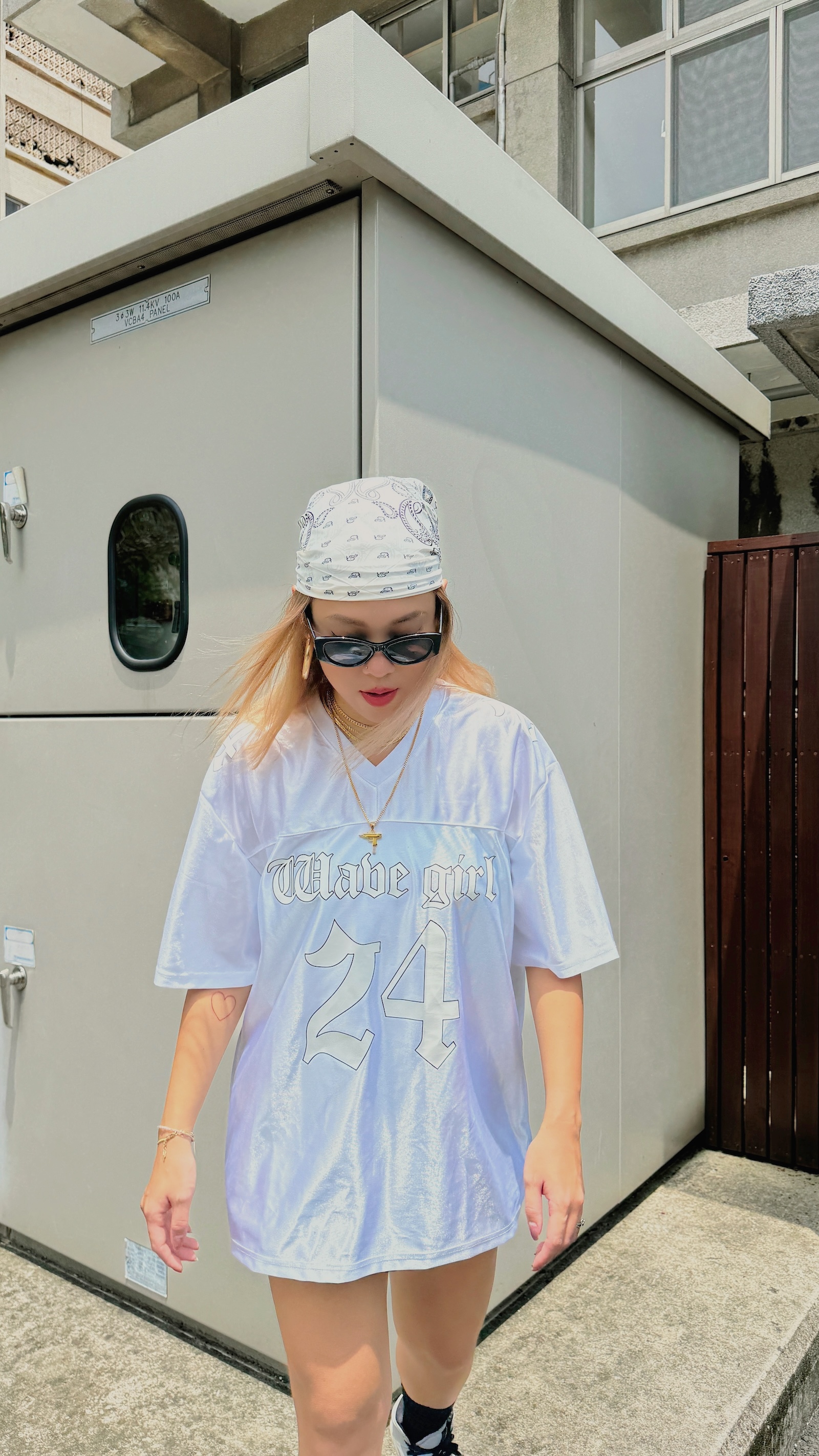 白色緞面變形蟲方巾