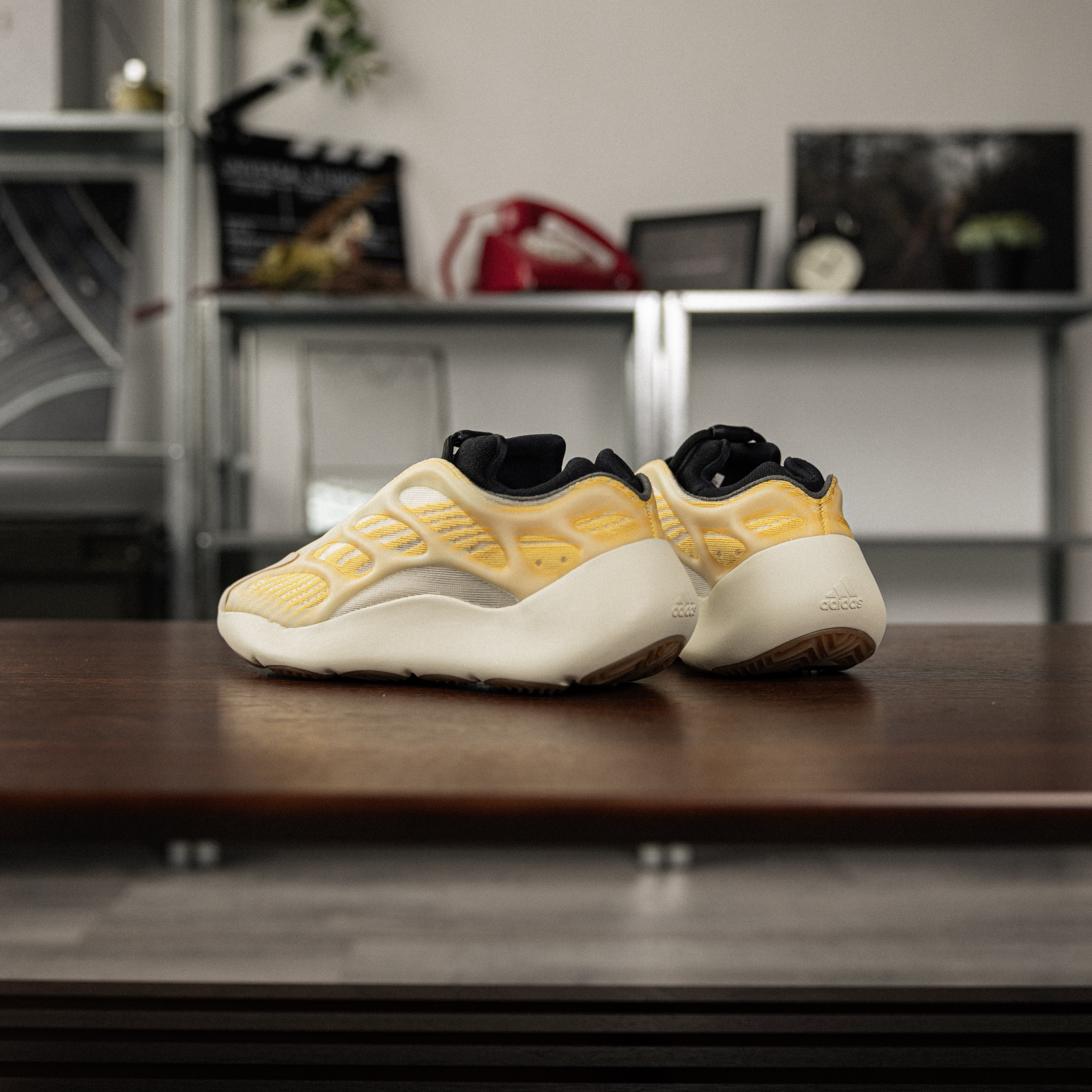 新品・adidas YEEZY 700 V3 