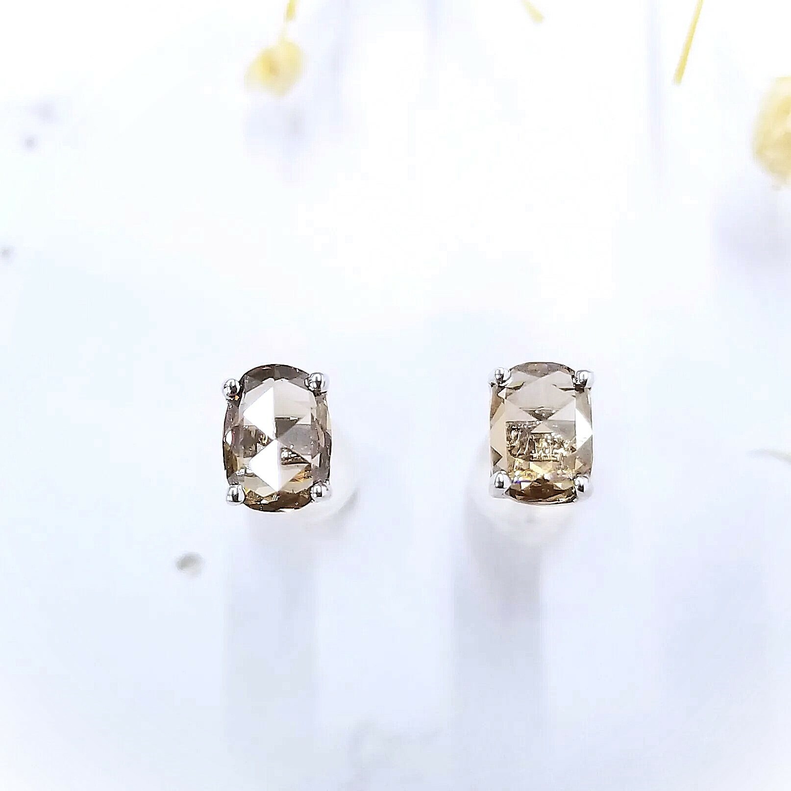 全新18K白金【主石1卡5份咖啡鑽】耳環