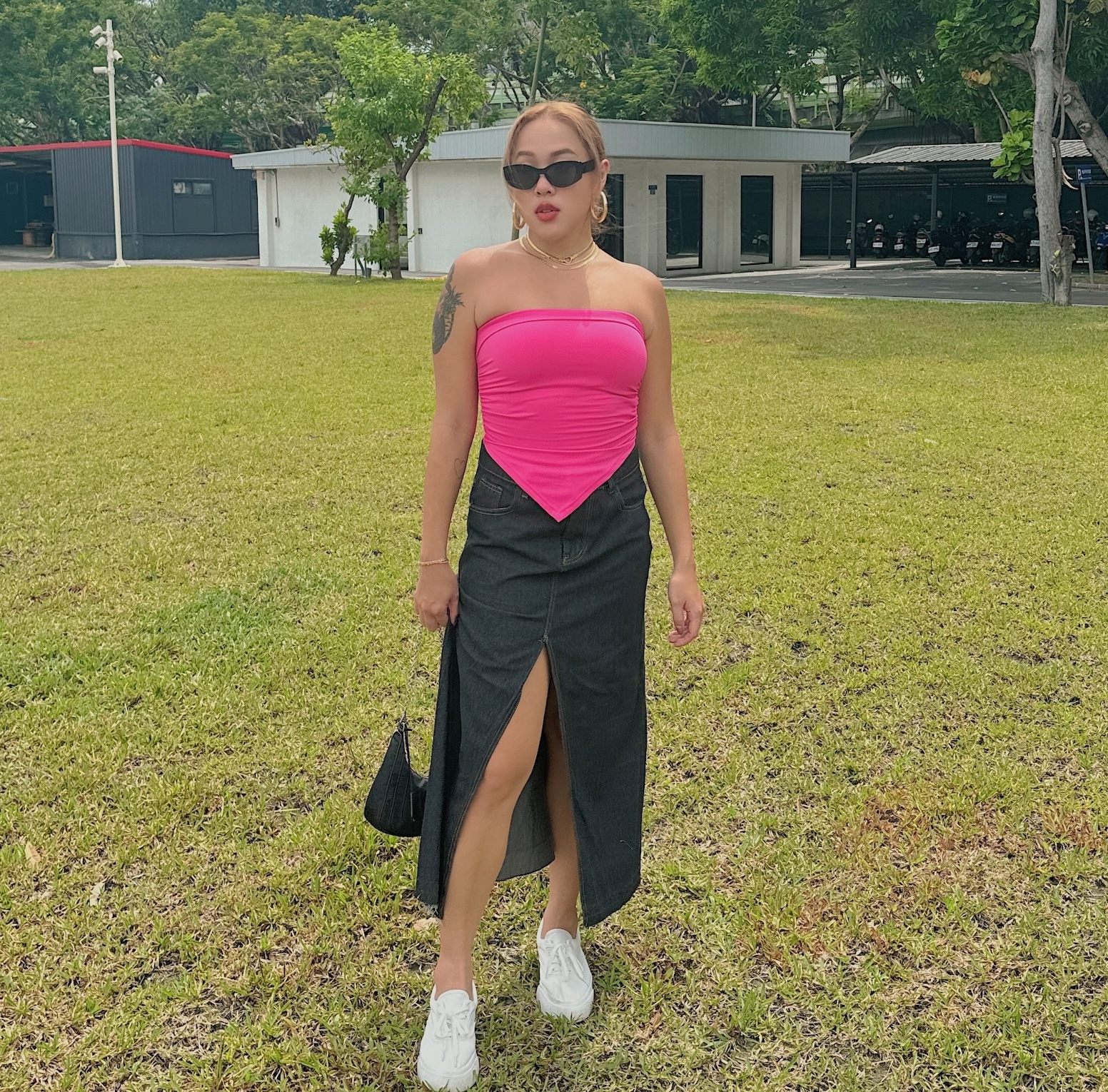 黑色開衩高腰牛仔裙