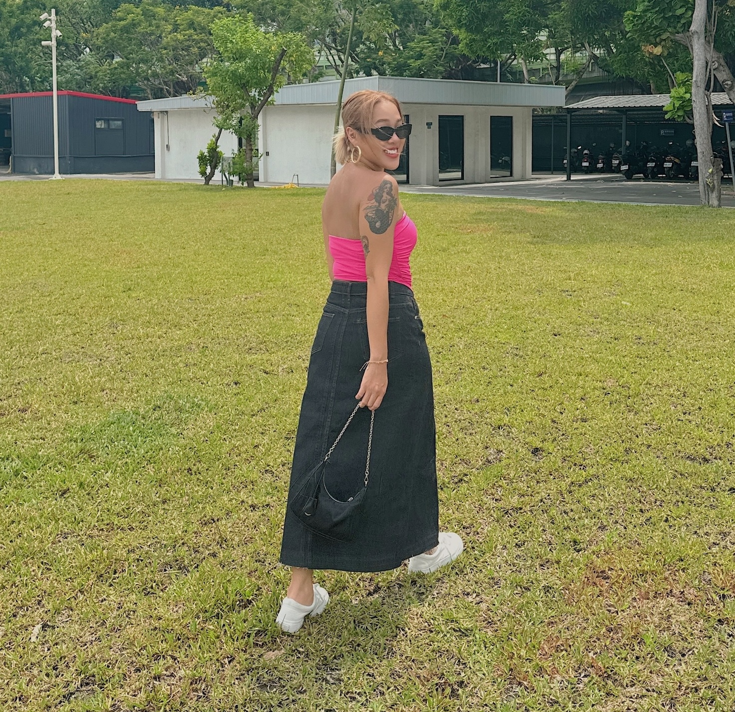 黑色開衩高腰牛仔裙