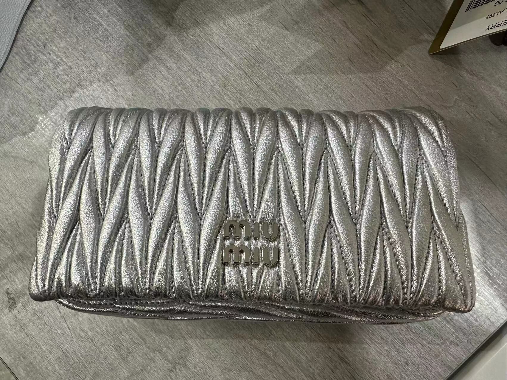 MiuMiu 銀色斜背包 -T