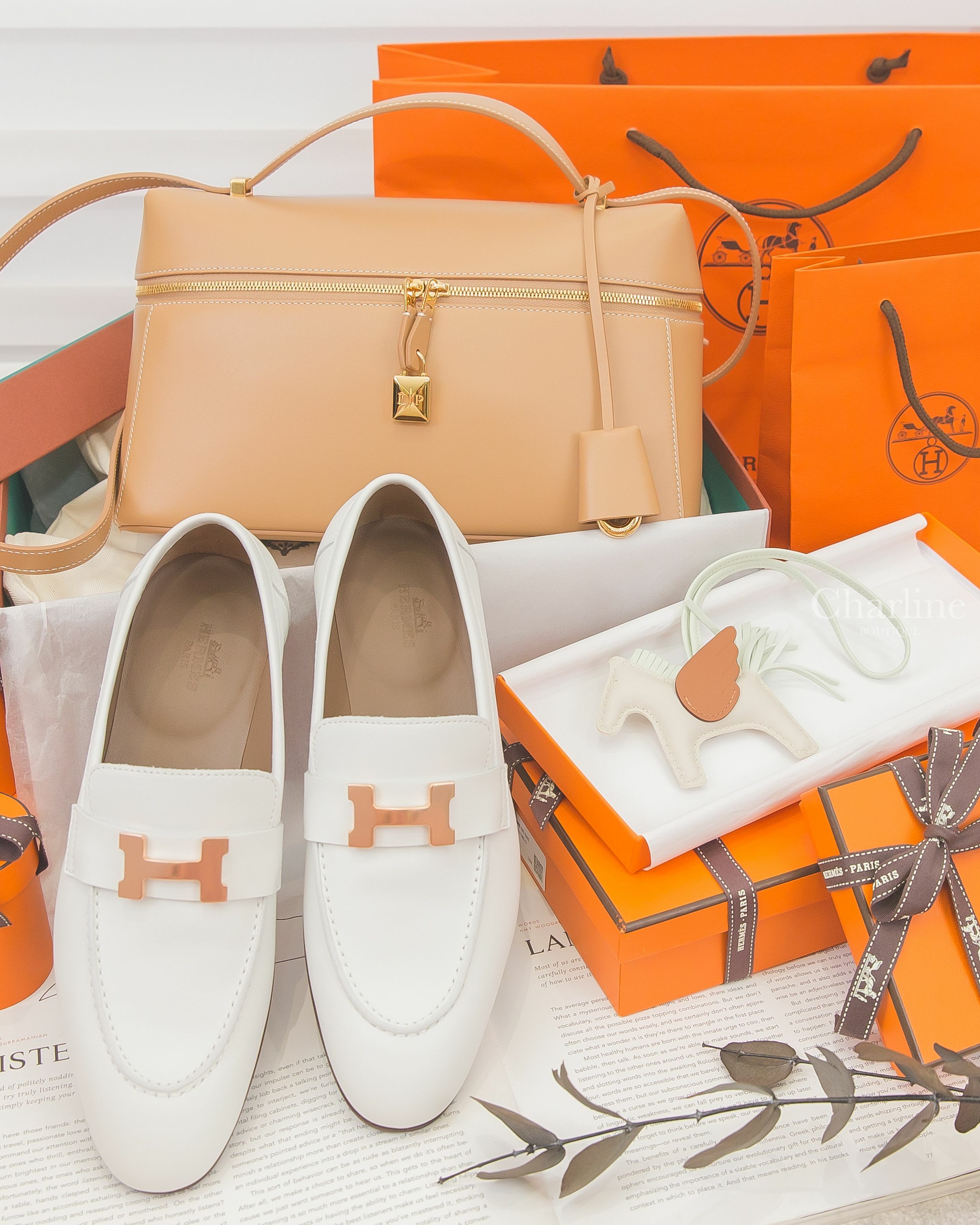 Hermès Paris 白色玫瑰金釦H牛皮樂福鞋,Hermès Rodeo PM Pegase 奶昔白/氣泡綠/焦糖色小型飛馬吊飾,Loro Piana L27 淺竹色小牛皮金色鎖頭手提肩背包-Charline Boutique 精品代購