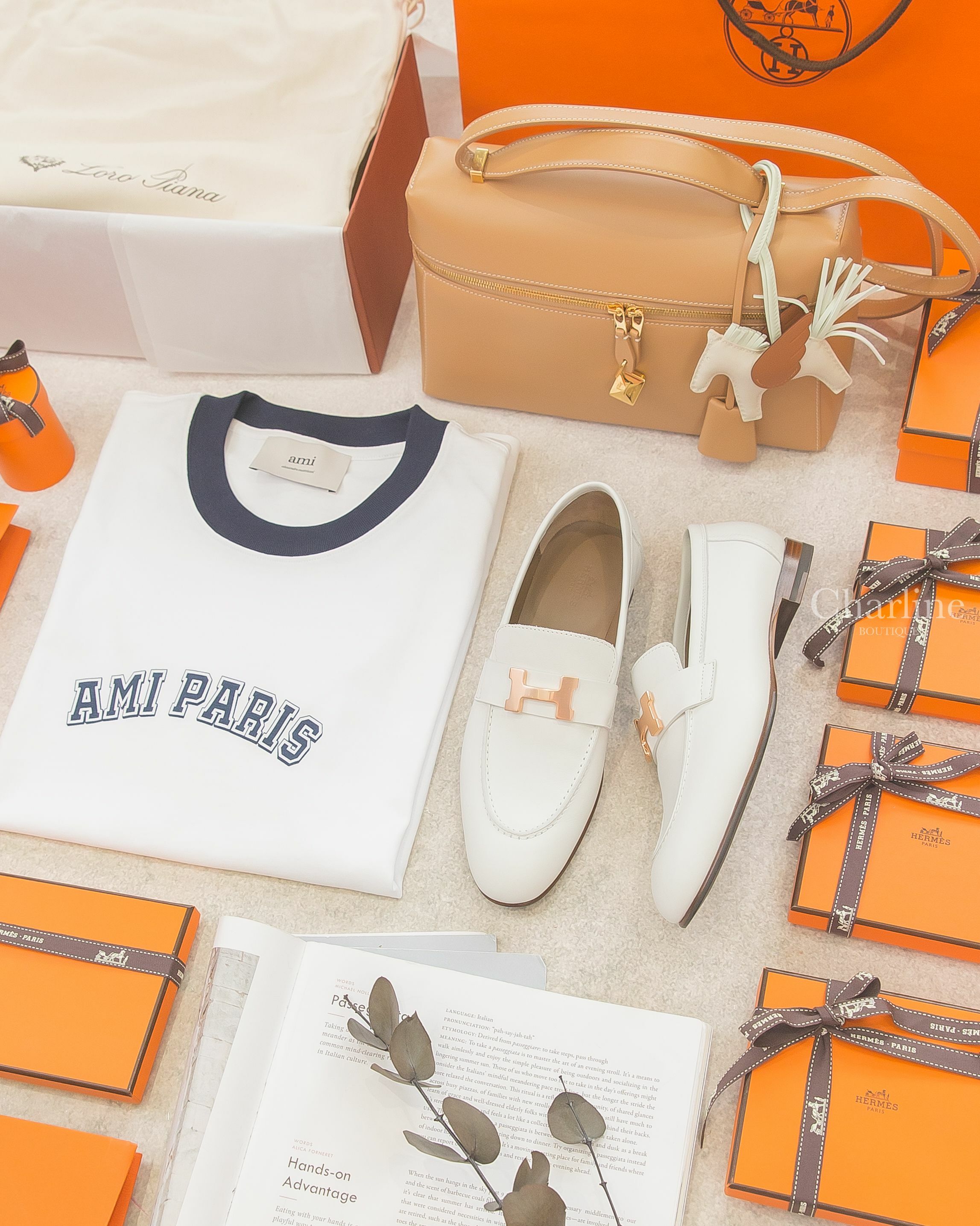 Hermès Paris 白色玫瑰金釦H牛皮樂福鞋,Ami Paris 白色藍滾邊簍空字母短袖棉T,Loro Piana L27 淺竹色牛皮金色鎖頭手提肩背包,Hermès 奶昔白/氣泡綠/焦糖色小飛馬-Charline Boutique 精品代購