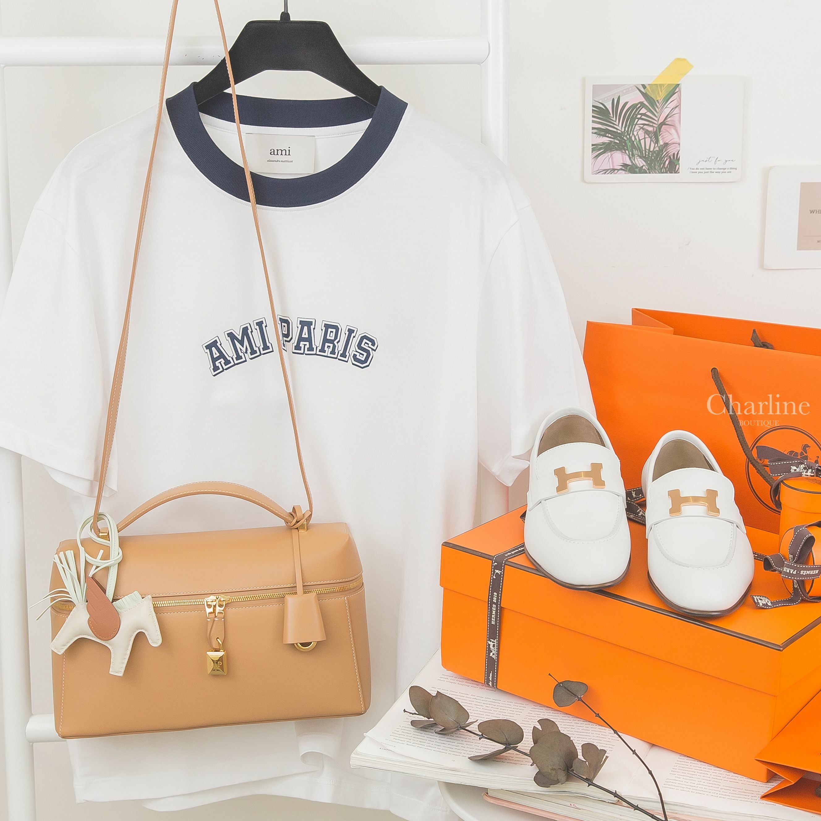 Hermès Paris 白色玫瑰金釦H牛皮樂福鞋,Ami Paris 白色藍滾邊簍空字母短袖棉T,Loro Piana L27 淺竹色牛皮金色鎖頭手提肩背包,Hermès 奶昔白/氣泡綠/焦糖色小飛馬-Charline Boutique 精品代購