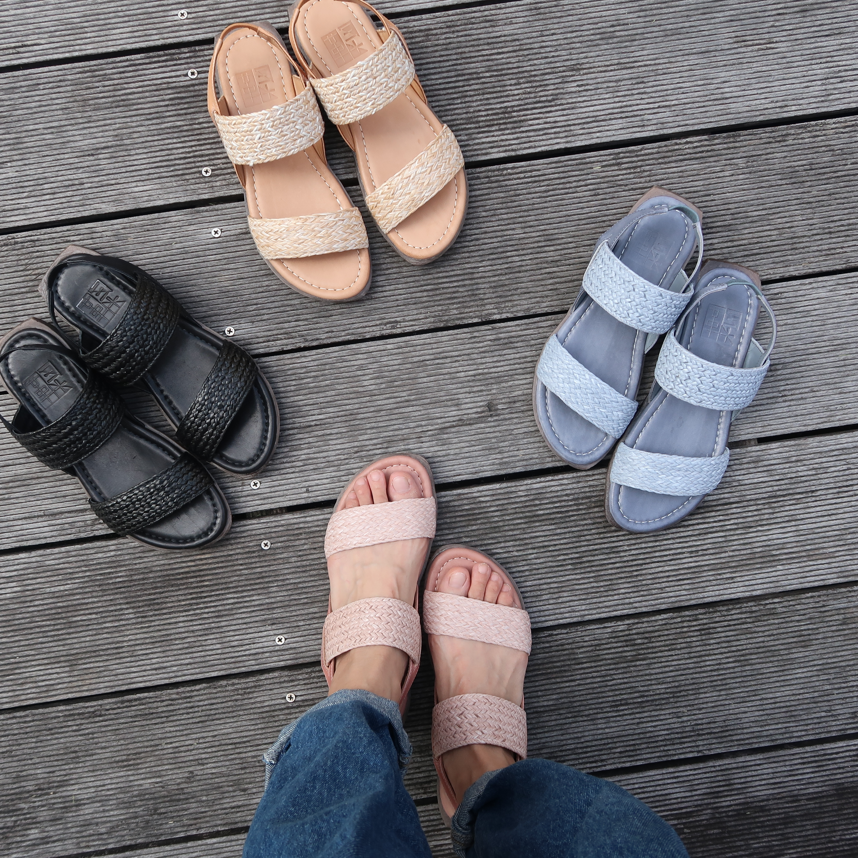 【簡單卻不簡單】MIT真皮與草編寬帶二字平底涼鞋