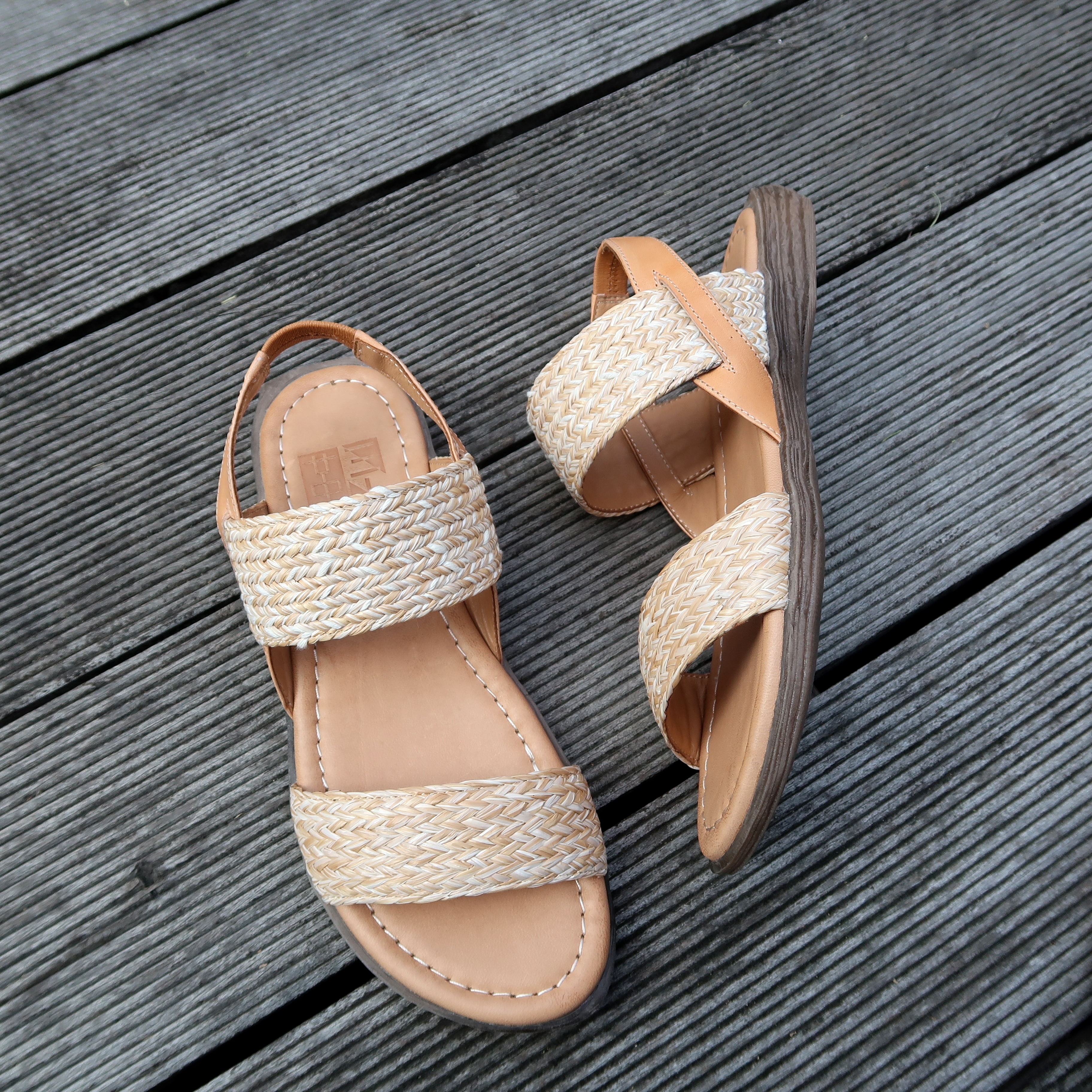 【簡單卻不簡單】MIT真皮與草編寬帶二字平底涼鞋