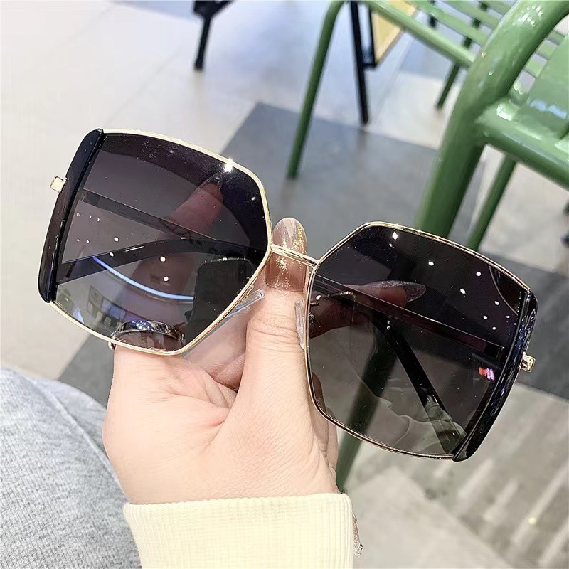Elegant Square-Frame Sunglasses with Soft Leather Case