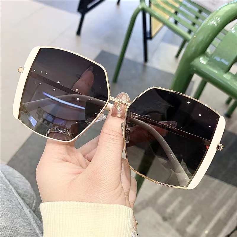 Elegant Square-Frame Sunglasses with Soft Leather Case