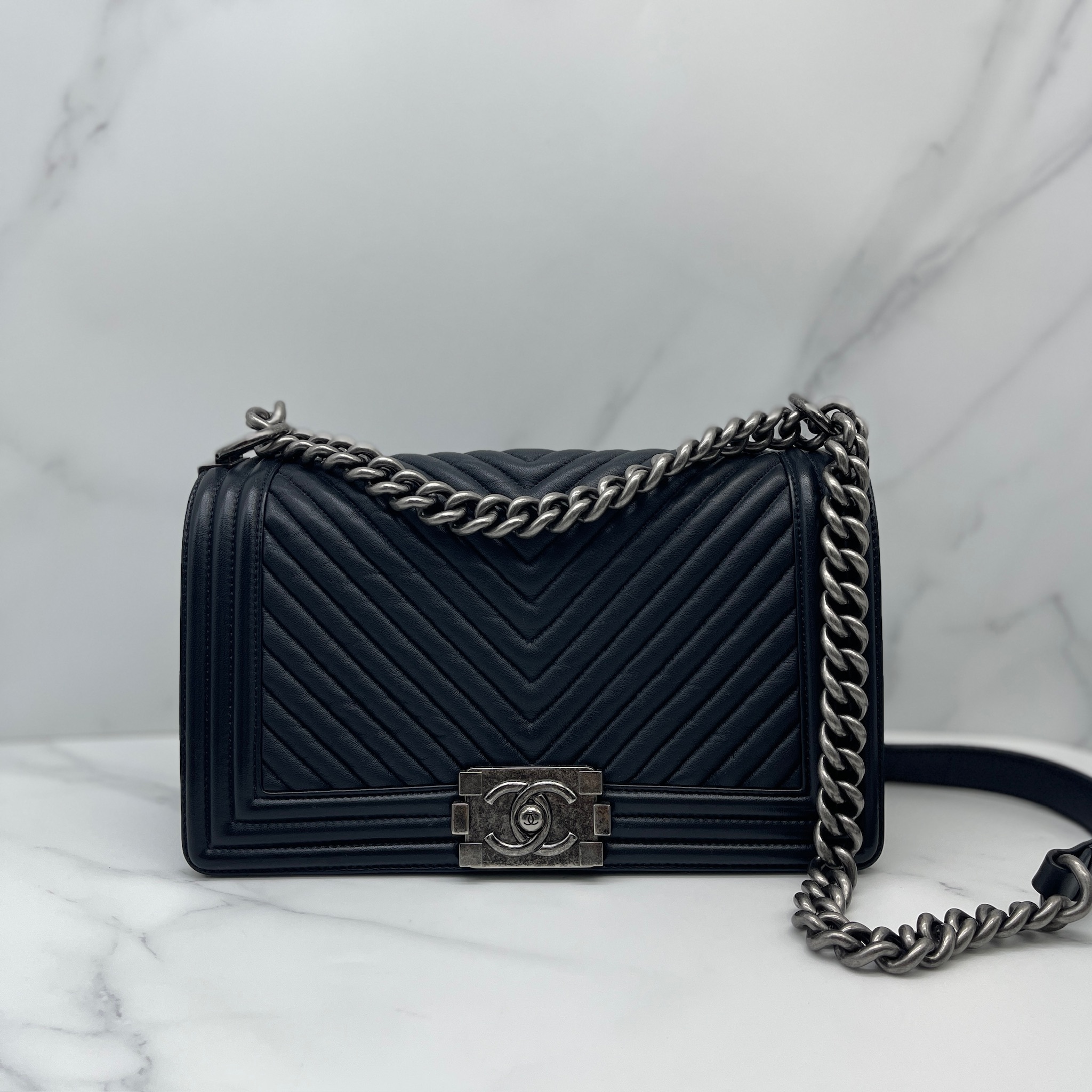 Chanel boy 25 ( 深海軍藍 x 復古銀扣）