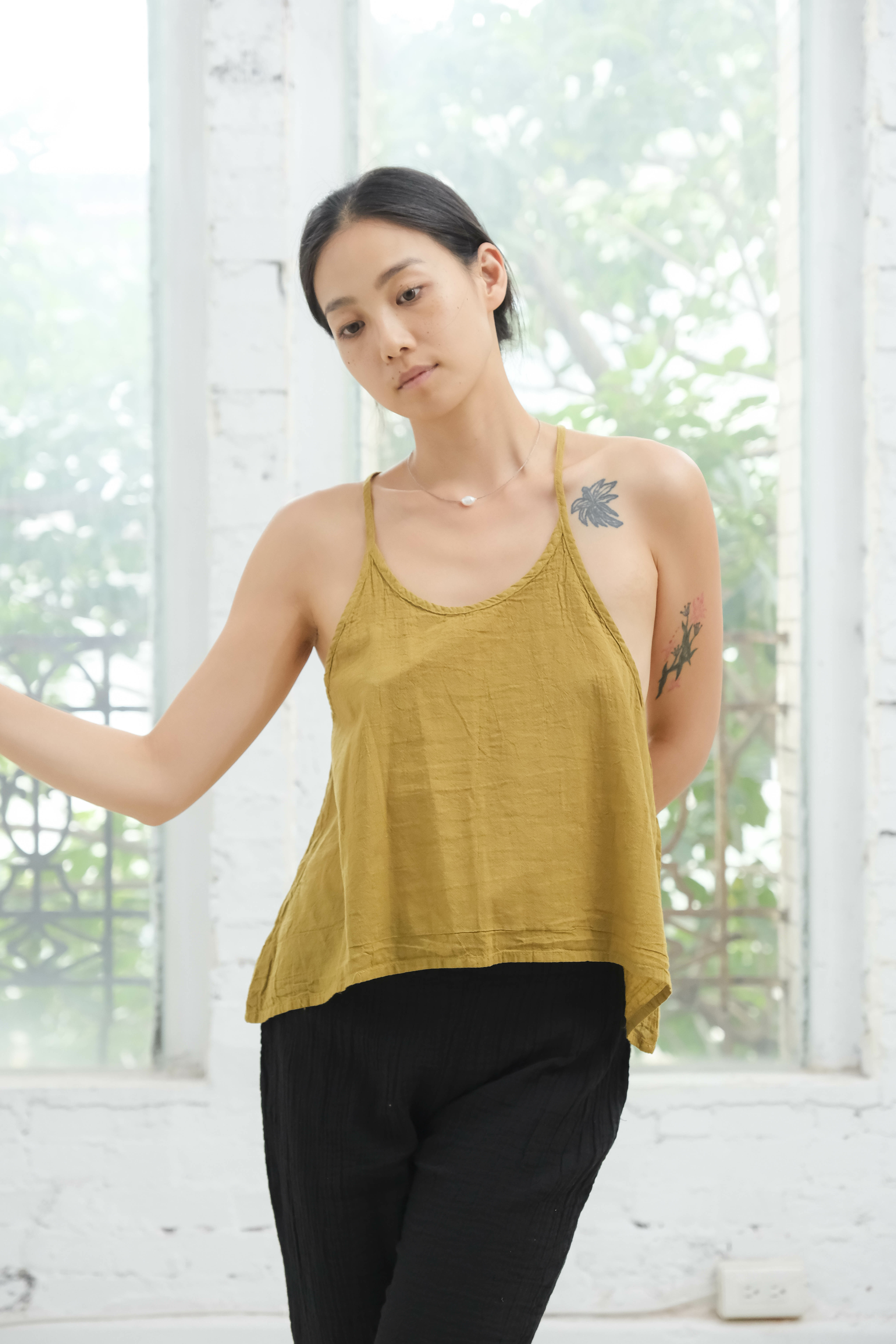 Y背細肩帶上衣 / 慕斯布 芥黃