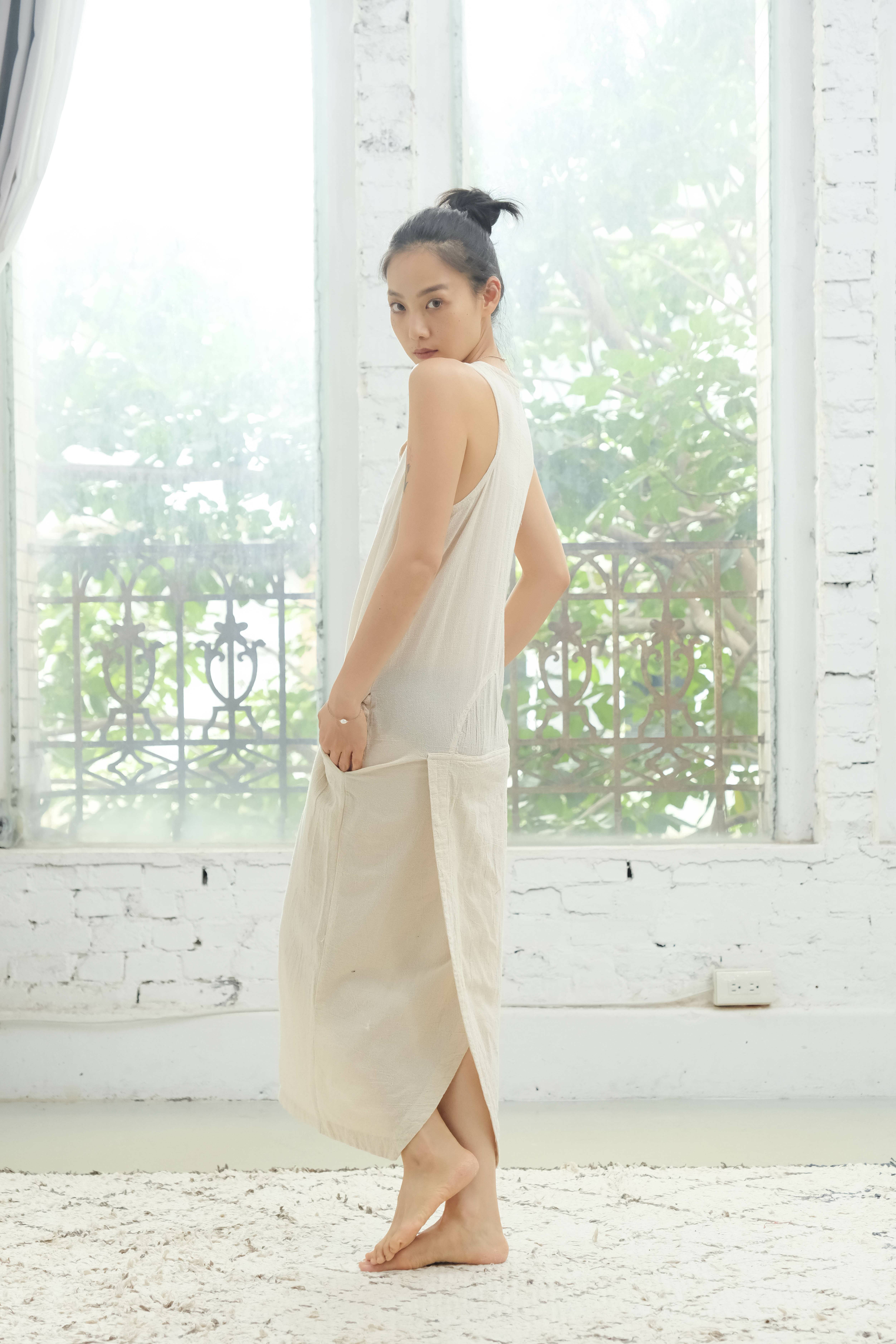 後交疊開衩V領洋裝 / 菱紋布 米白