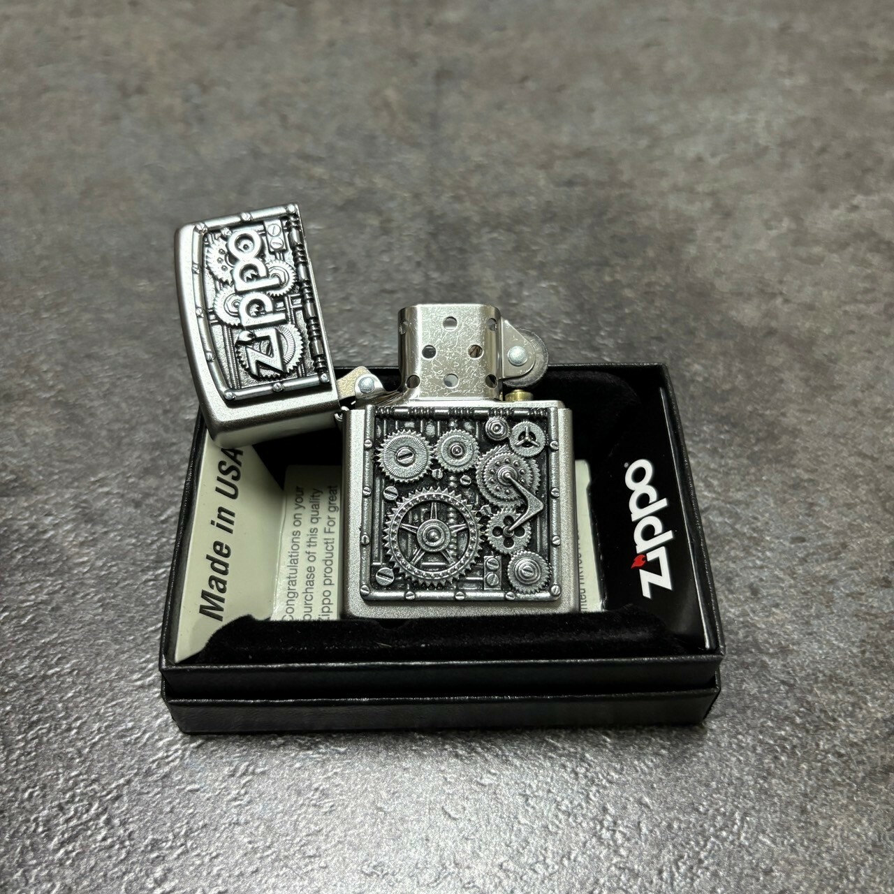【zippo】德國原裝正品、齒輪、煤油打伙機、立體圖案銀底款（內膽可選搭ZIPPO/ZORRO/充氣/煤油）