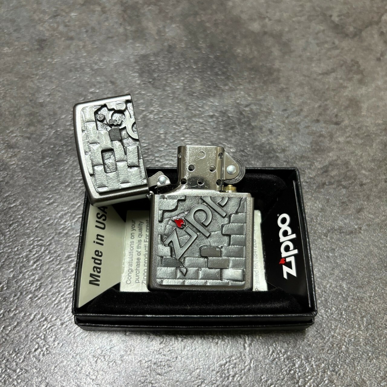 【zippo】德國原裝正品、破牆、煤油打伙機、立體圖案銀底款（內膽可選搭ZIPPO/ZORRO/充氣/煤油）