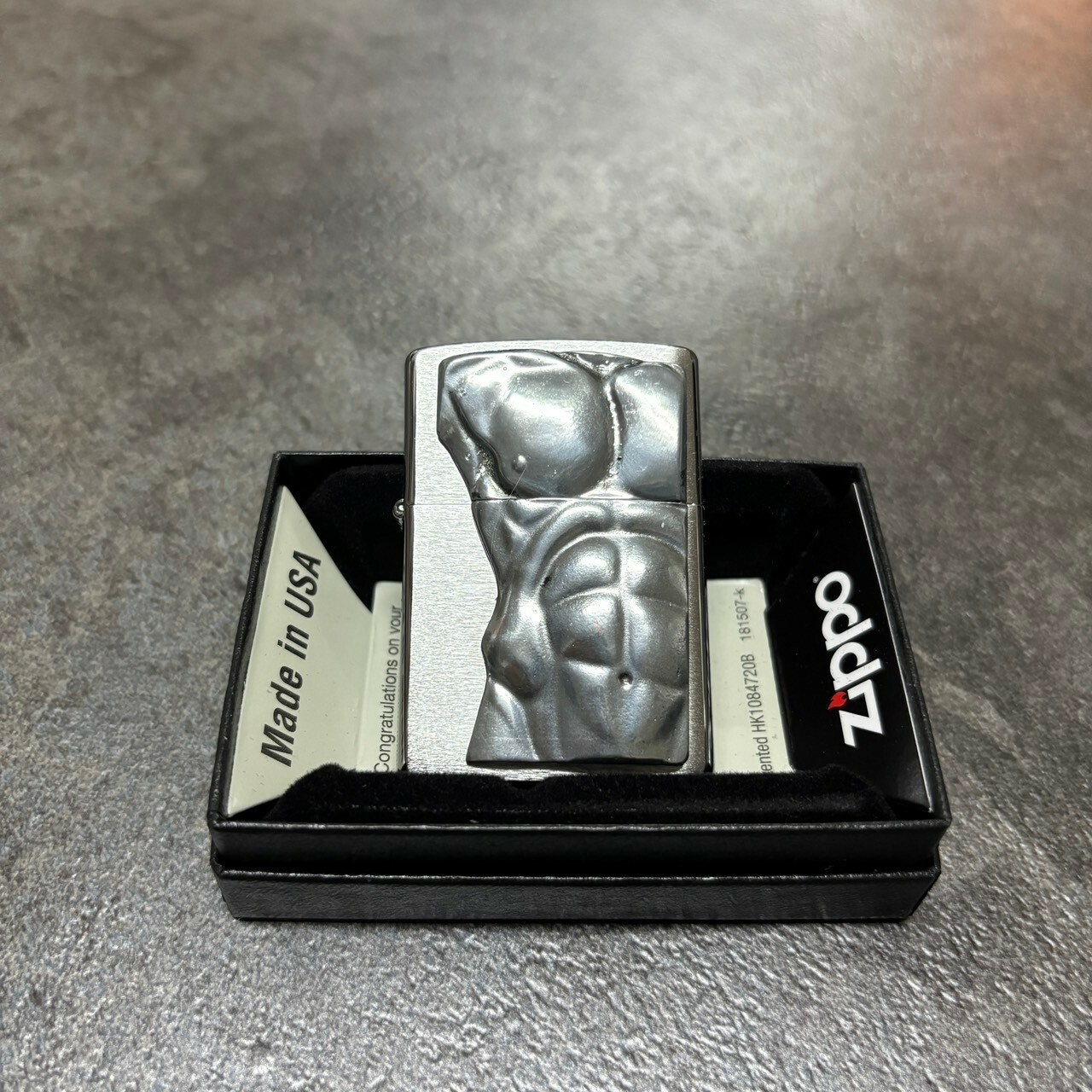 【zippo】德國原裝正品、健美猛男、煤油打伙機、立體圖案銀底款（內膽可選搭ZIPPO/ZORRO/充氣/煤油）